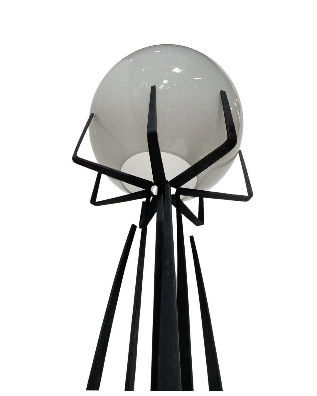 Lampadaire sculptural en fer forgé brutaliste avec abat-jour en verre de Jean Maylon en vente 2