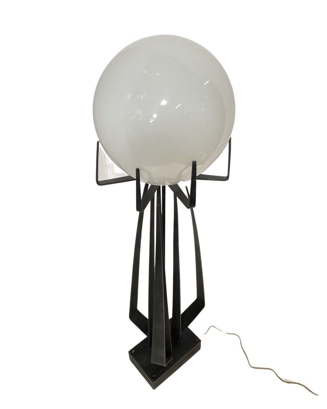 Lampadaire sculptural en fer forgé brutaliste avec abat-jour en verre de Jean Maylon en vente 3