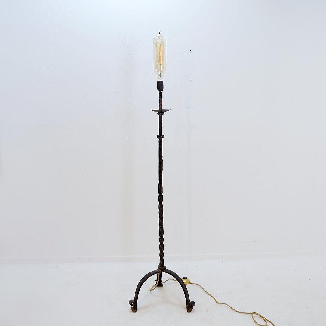 Lámpara de pie trípode Brutalista de hierro forjado - XX
Gohtic - Brutalista - Lámpara de pie
Medidas : Ø 30cm H: 130cm 
Desgaste propio de la edad y el uso
Sin bombilla