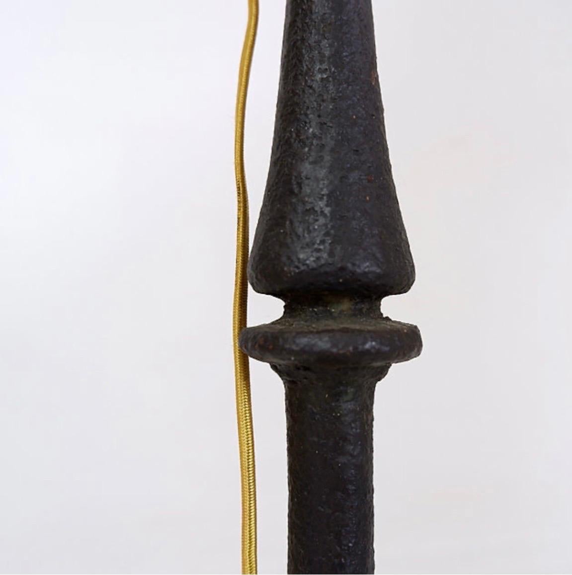 Brutalist wrought iron tripod floor lamp 

Wear consistent with age and use

Ferronnerie - Brutalist - Decorative lamp
Measures : Base Ø 40cm H:156cm 
