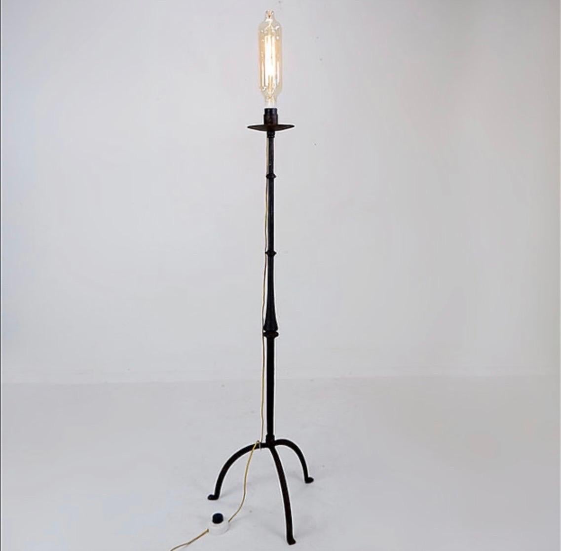 Brutalist wrought iron tripod floor lamp In Good Condition In Linkebeek, BE