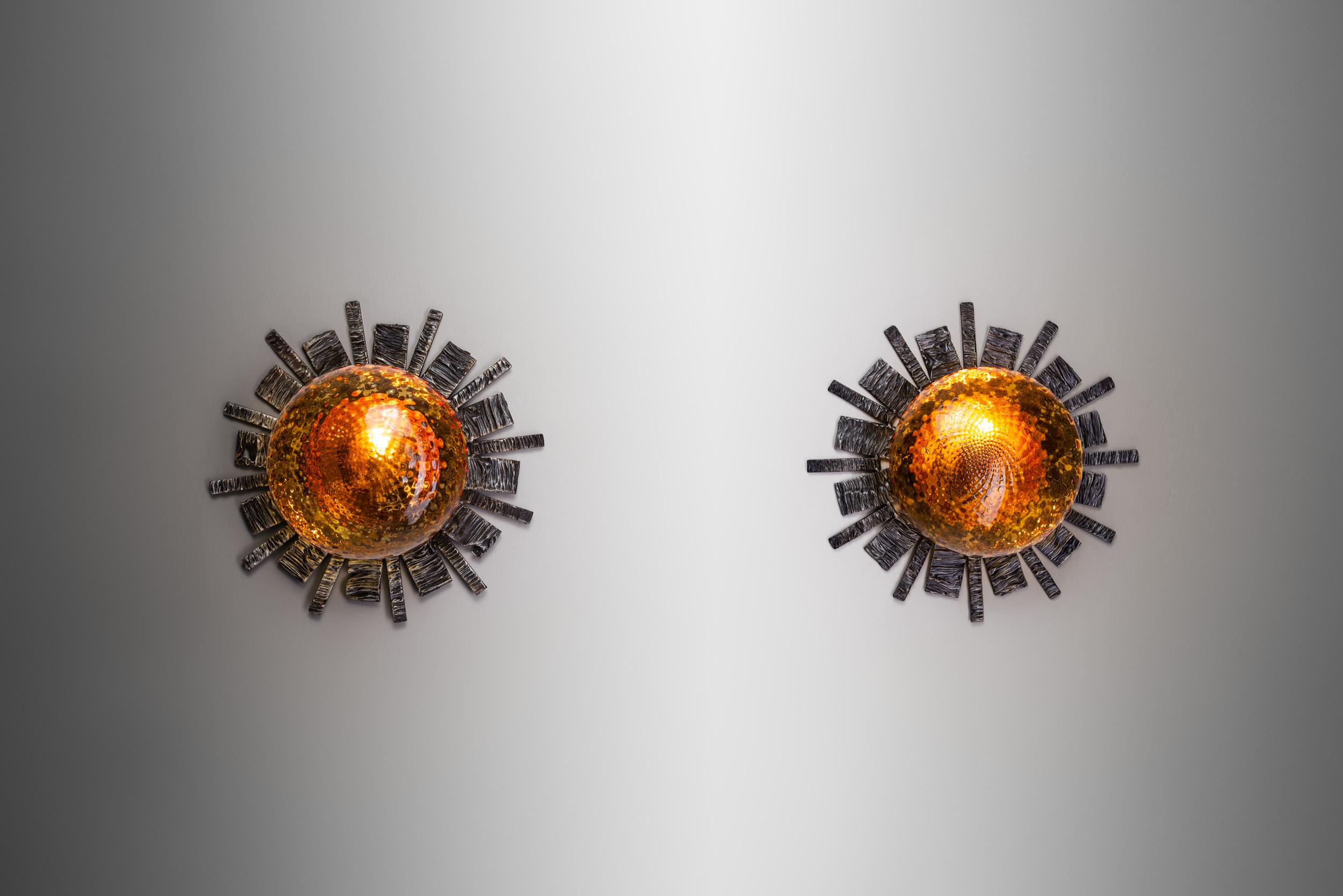 Brutalistische schmiedeeiserne Wandlampen mit orangefarbenen Glasschirmen, Europa 20. im Zustand „Gut“ im Angebot in Utrecht, NL