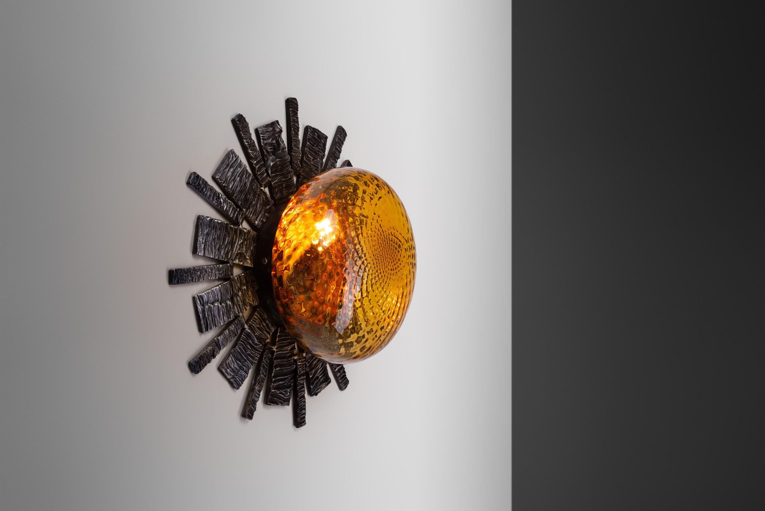 Brutalistische schmiedeeiserne Wandlampen mit orangefarbenen Glasschirmen, Europa 20. (20. Jahrhundert) im Angebot