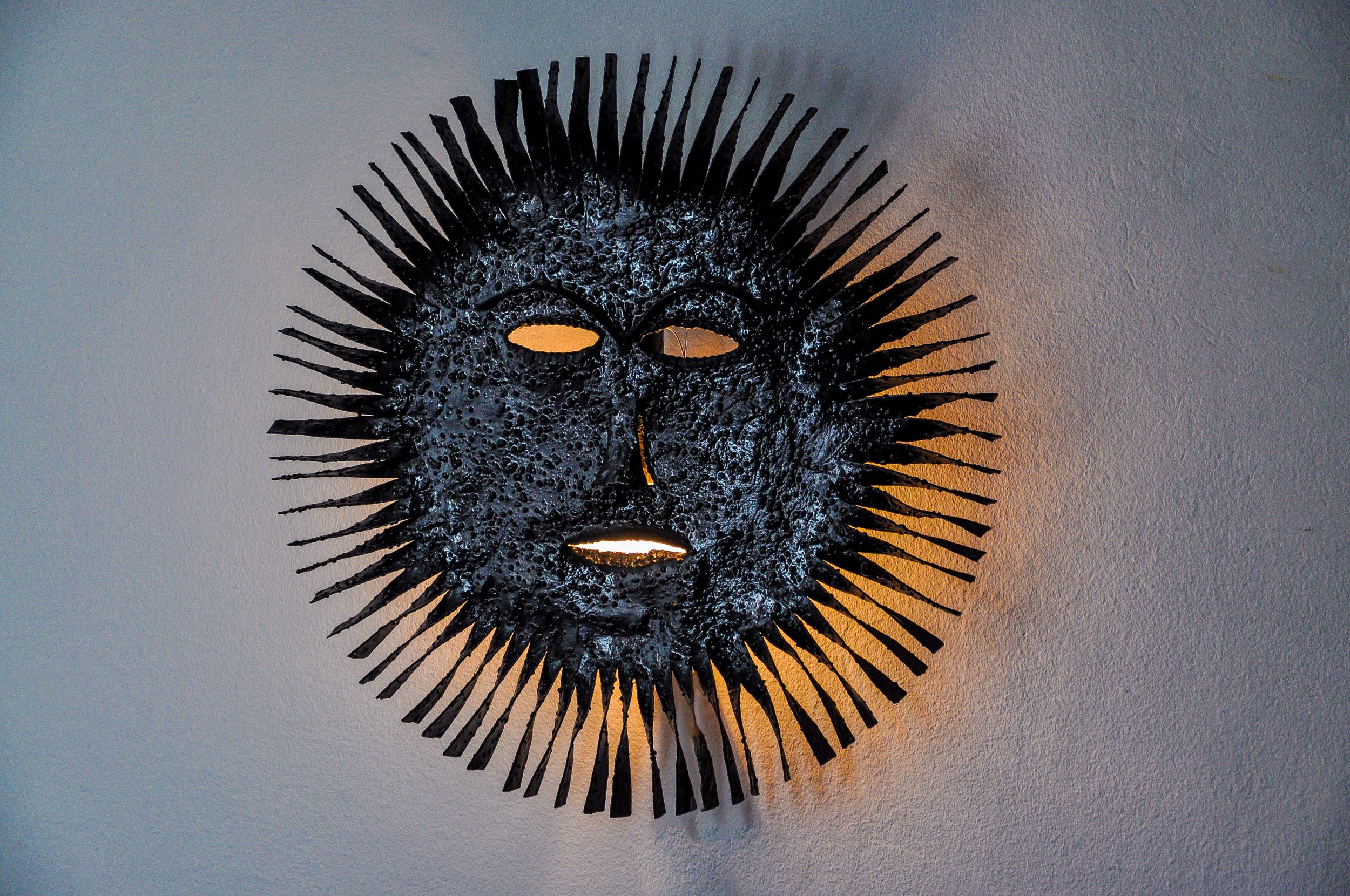 Superb and rare sun-shaped face wall light made in Spain in the 1970s. Large brutalist design that greatly recalls the work of Cesar Manrique. Unique unsigned work that will add a real design touch to your interior. Electricity checked, mark of time