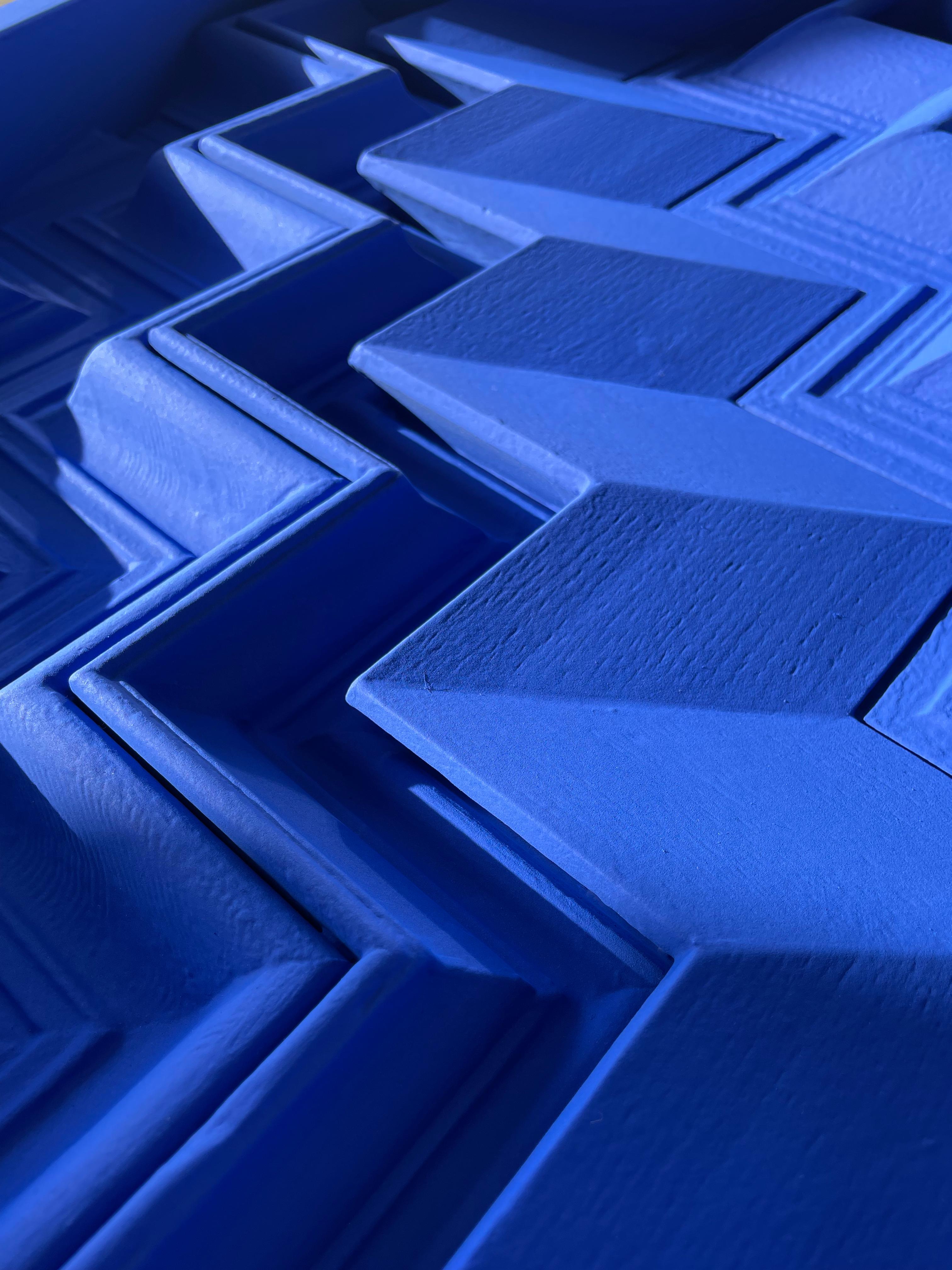 Brutalist Yves Klein Blue Wood Wall Art installation: Exagon YKB For Sale 3