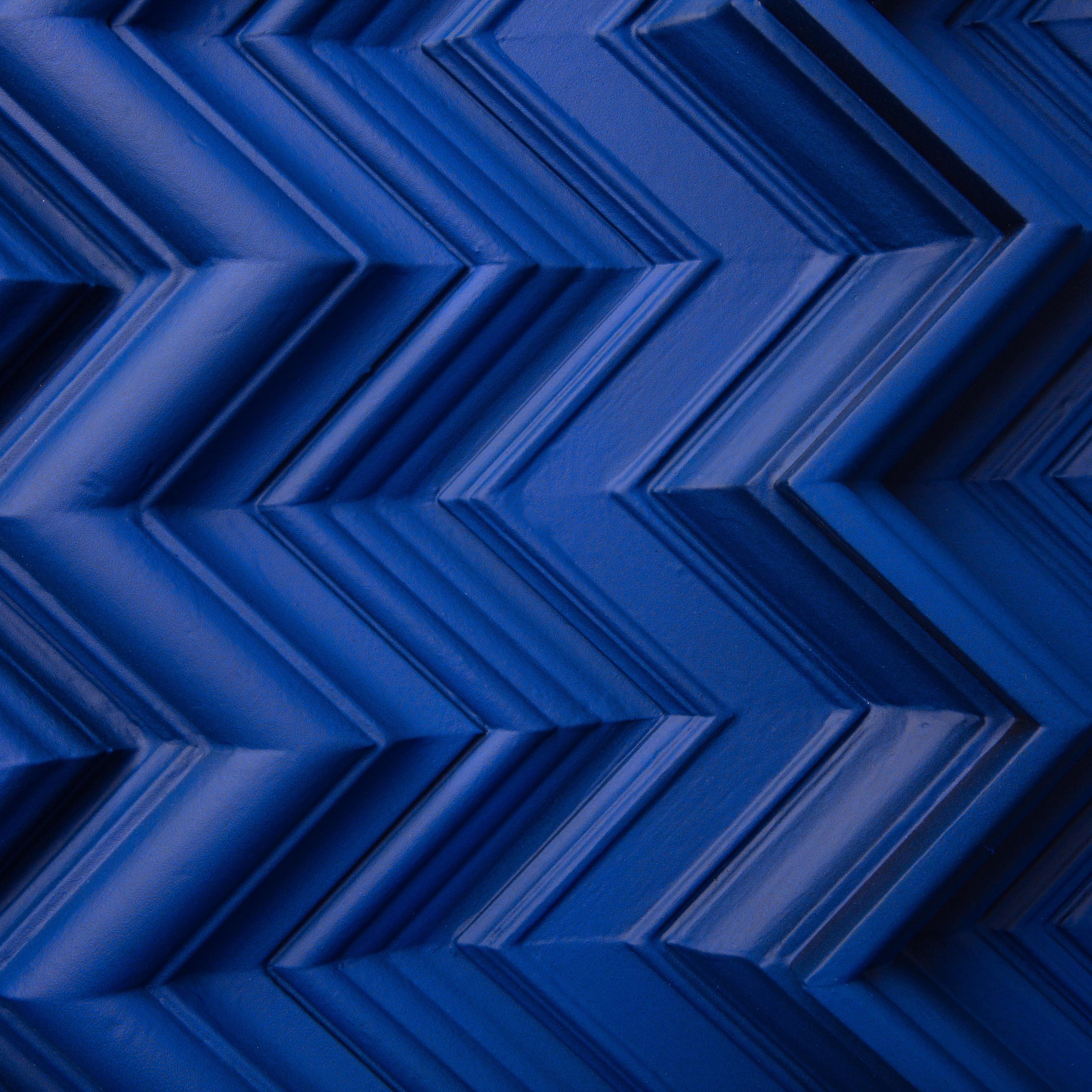 Brutalist Yves Klein Blue Wood Wall Art installation: Round 1 YKB In Excellent Condition For Sale In AMSTERDAM, NH