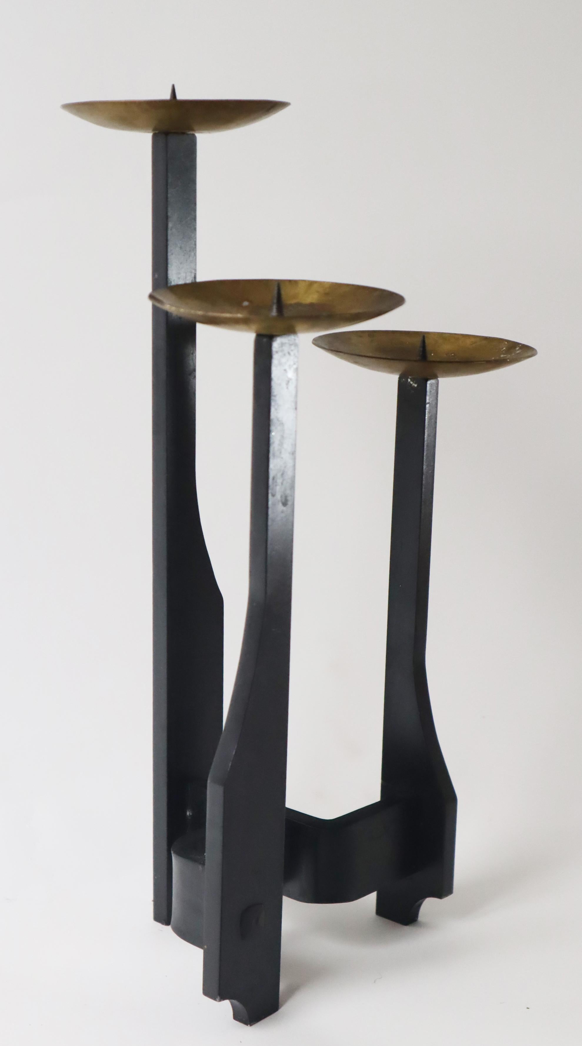 Brutalistischer Kerzenständer aus Messing und Schmiedeeisen, 1970er Jahre. Frankreich. (Moderne der Mitte des Jahrhunderts) im Angebot