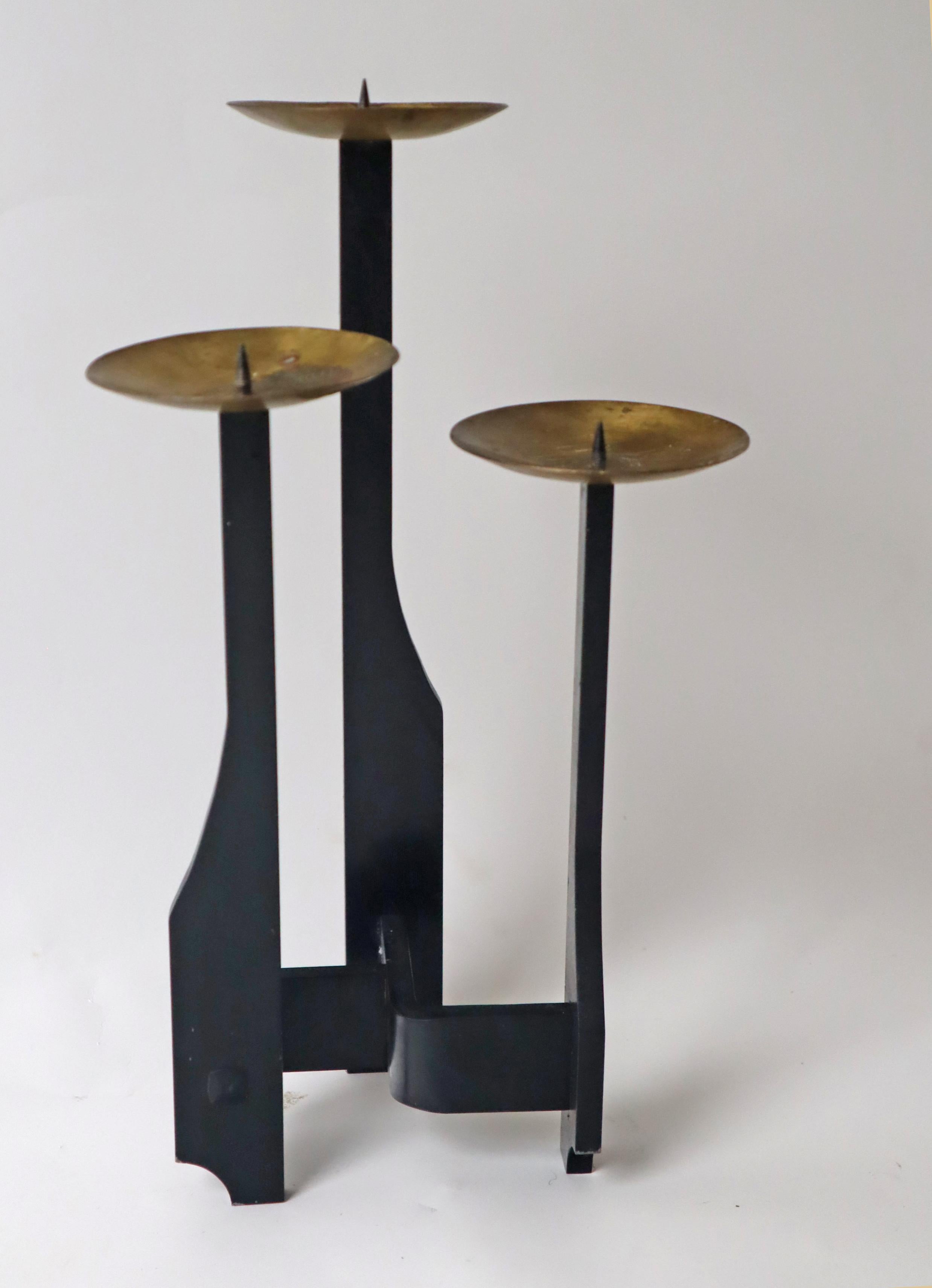 Brutalistischer Kerzenständer aus Messing und Schmiedeeisen, 1970er Jahre. Frankreich. (Deutsch) im Angebot
