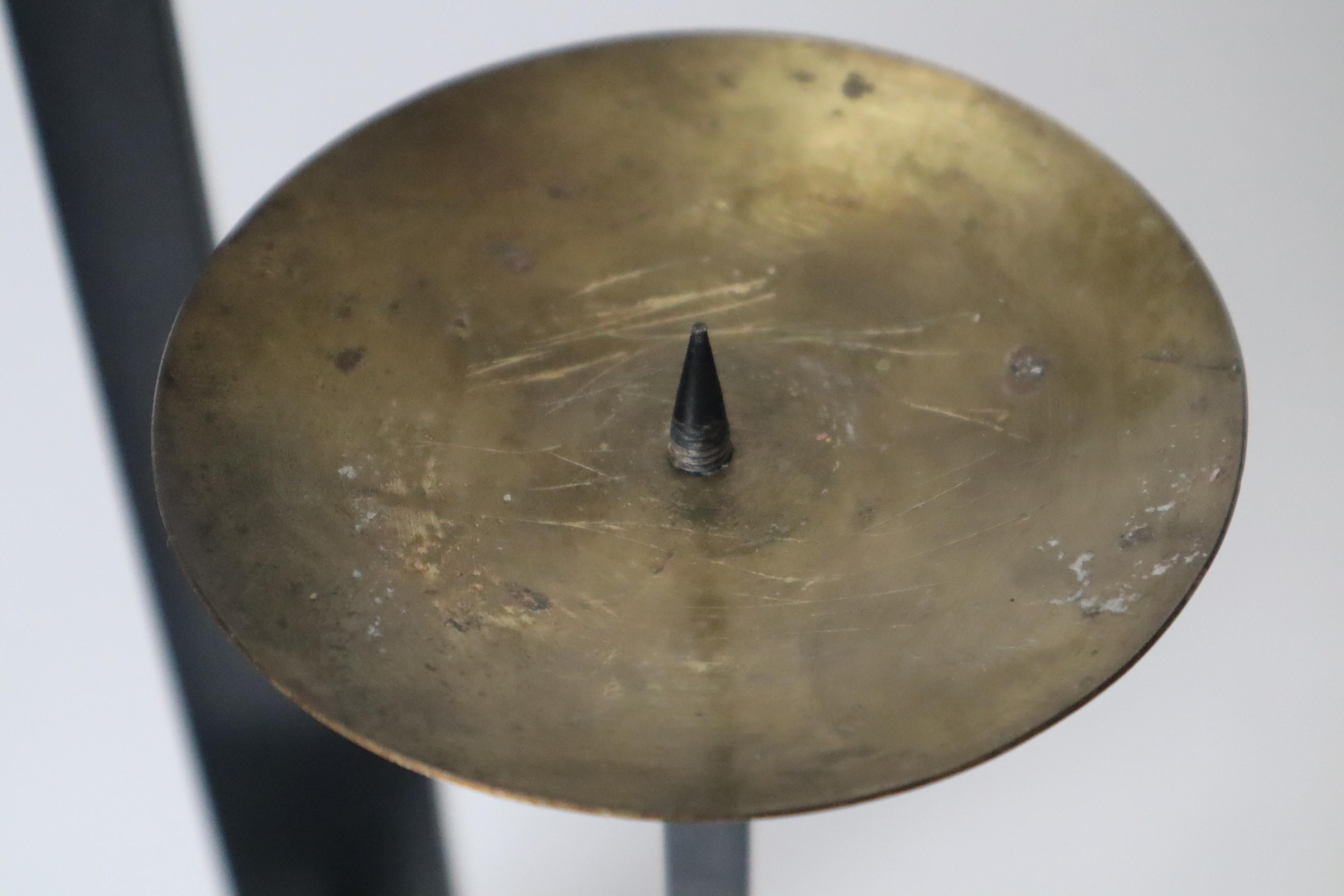 Brutalistischer Kerzenständer aus Messing und Schmiedeeisen, 1970er Jahre. Frankreich. (Metall) im Angebot