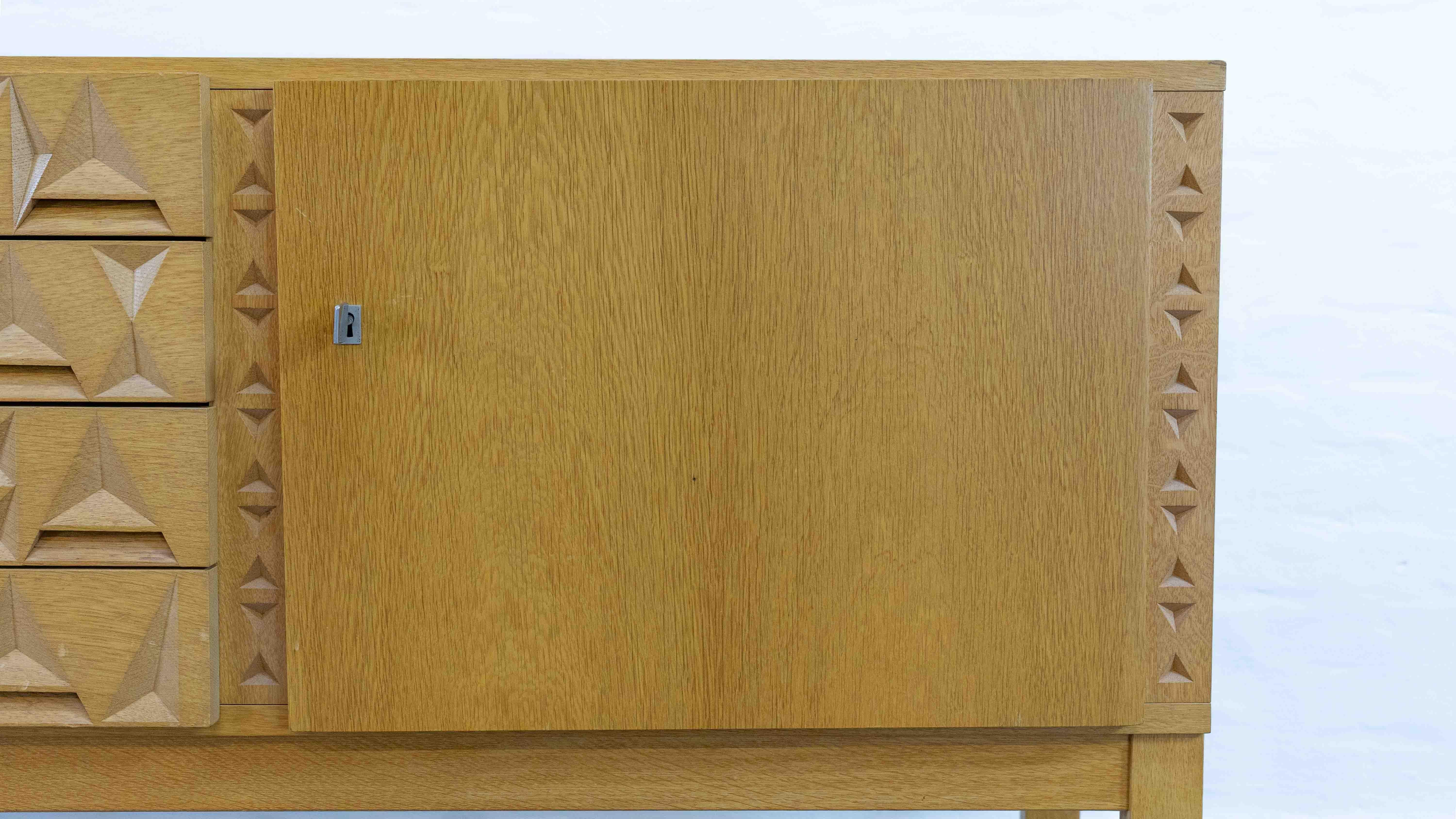 Credenza brutalista di metà secolo in legno di quercia in vendita 3