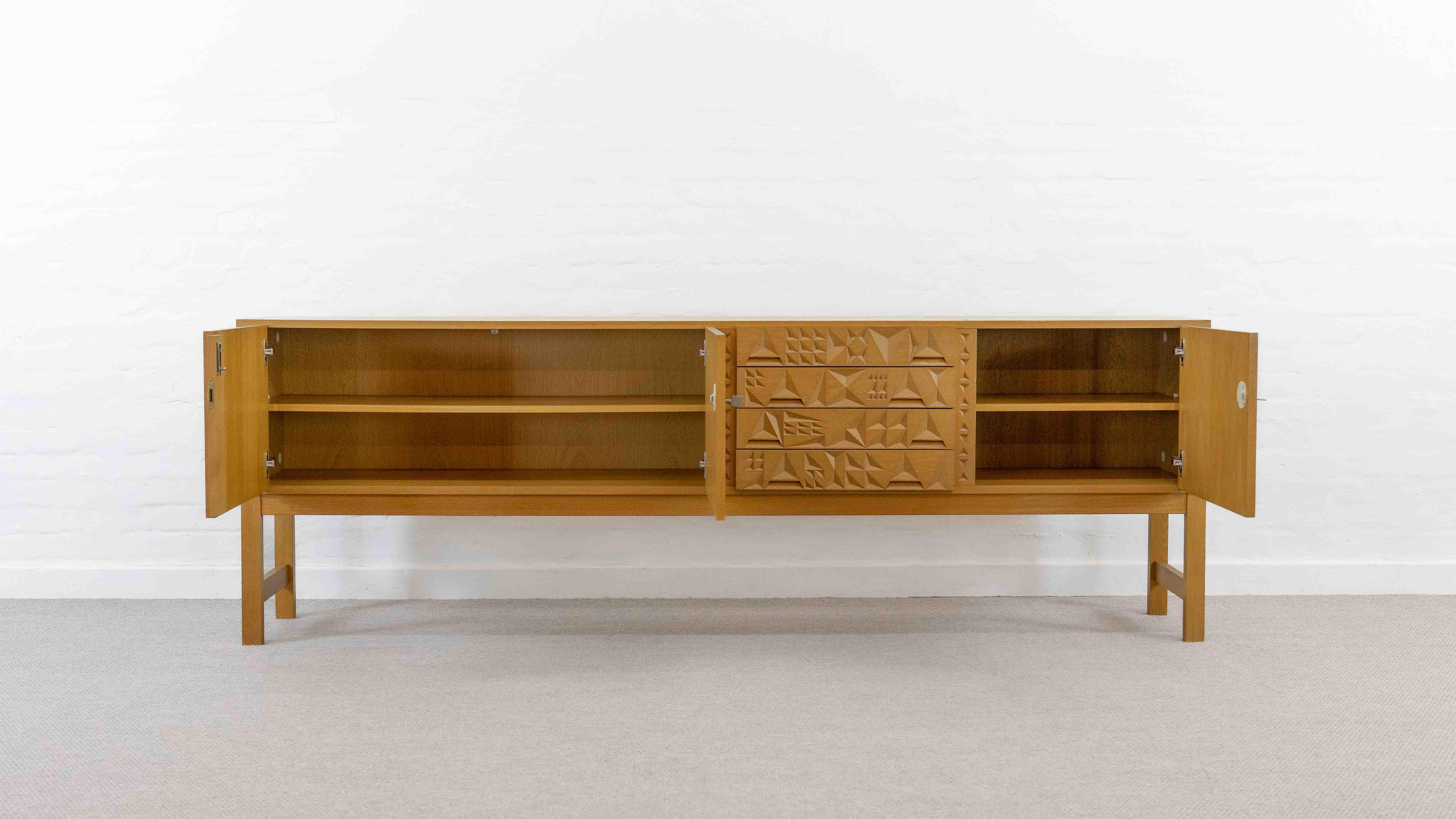 Credenza brutalista di metà secolo in legno di quercia in vendita 4