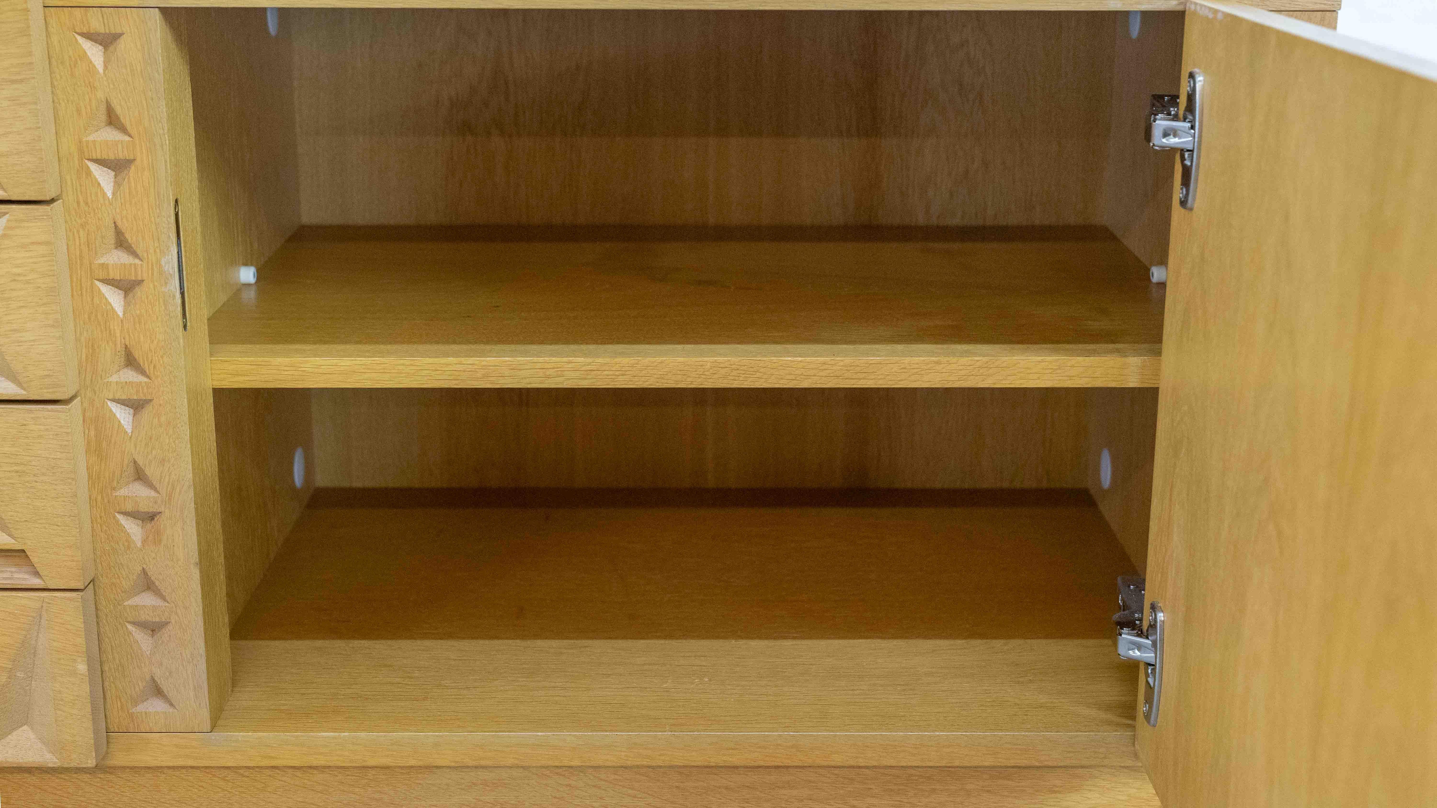 Credenza brutalista di metà secolo in legno di quercia in vendita 5
