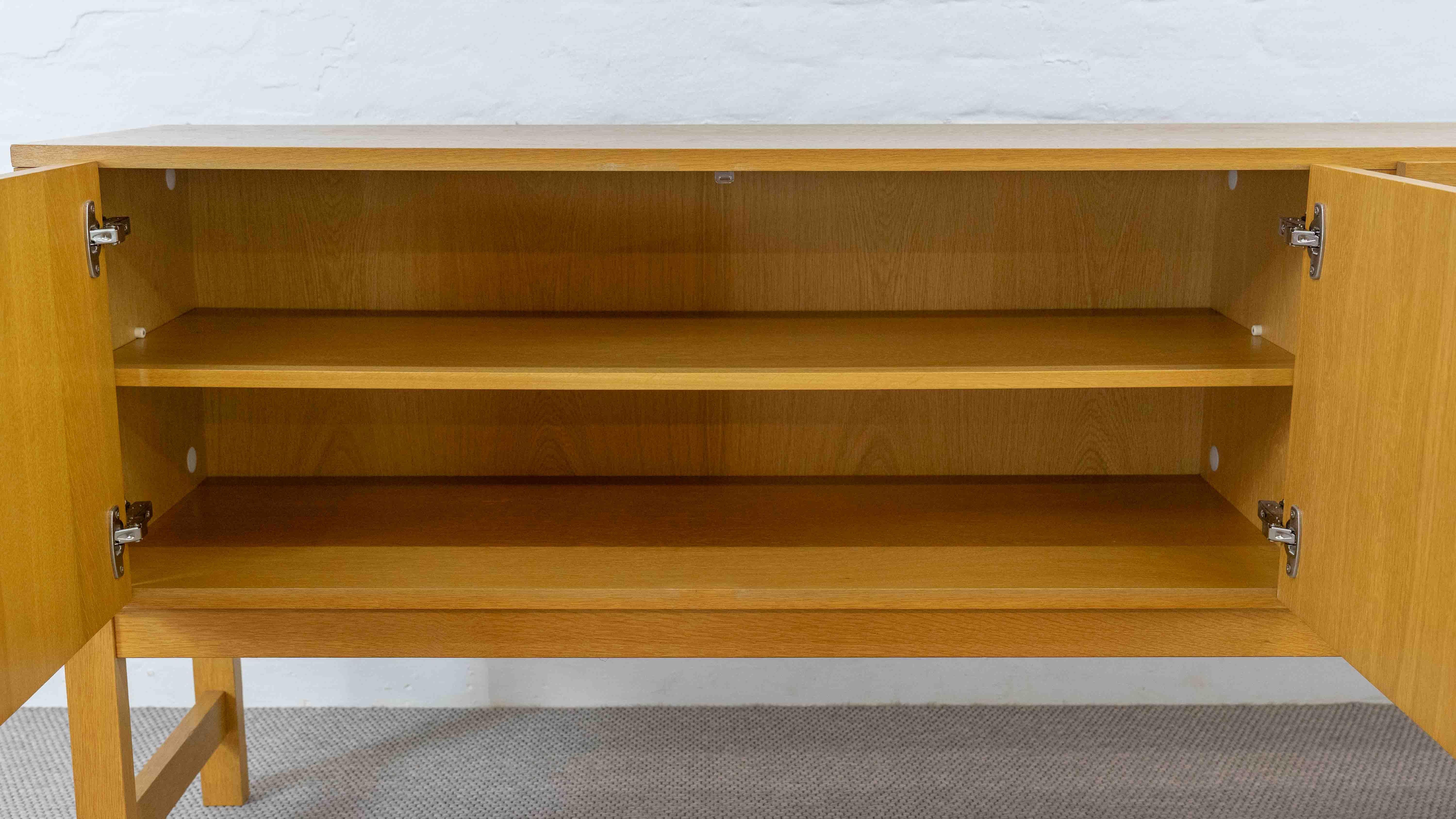 Credenza brutalista di metà secolo in legno di quercia in vendita 6