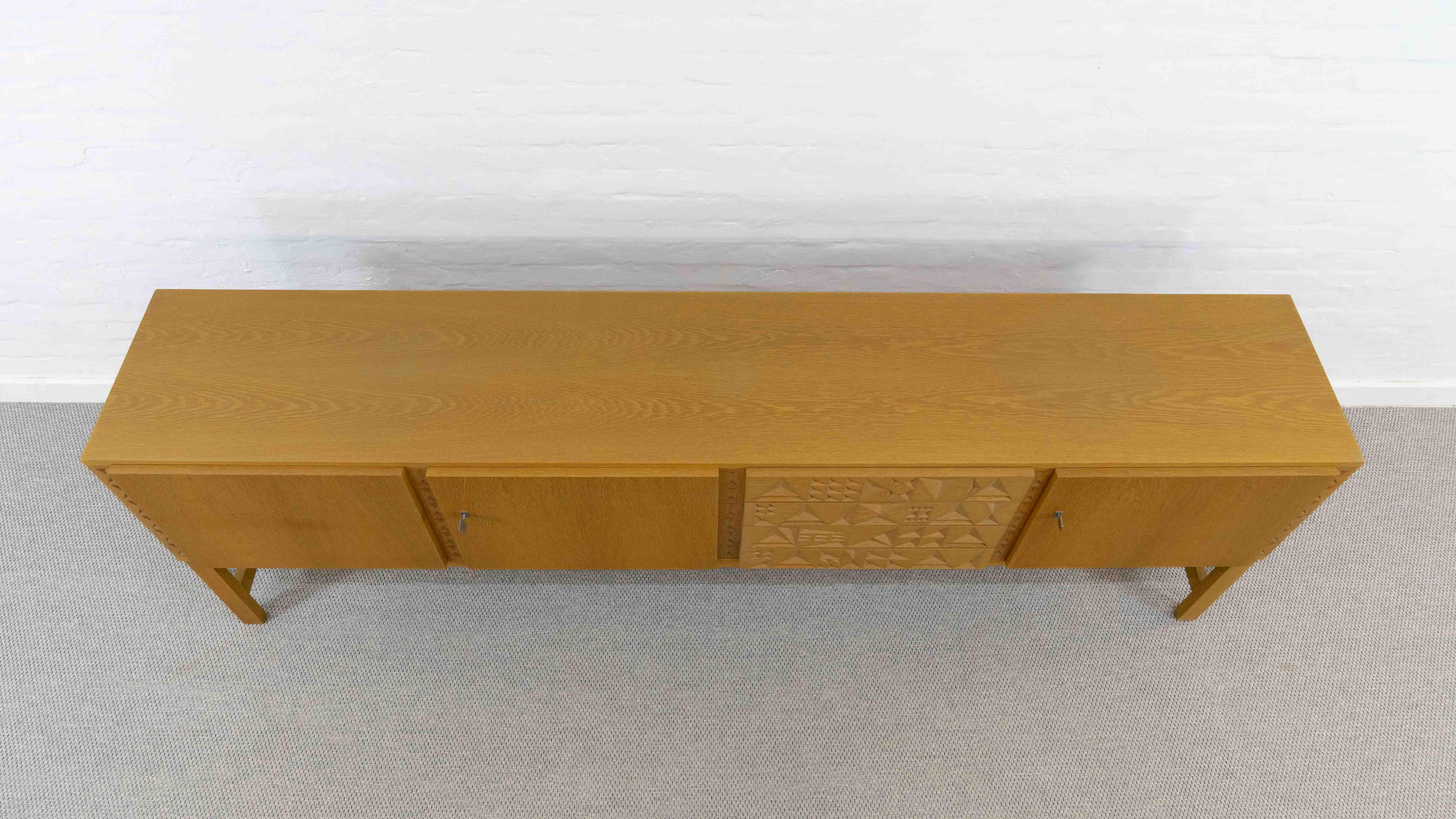 Credenza brutalista di metà secolo in legno di quercia in vendita 7