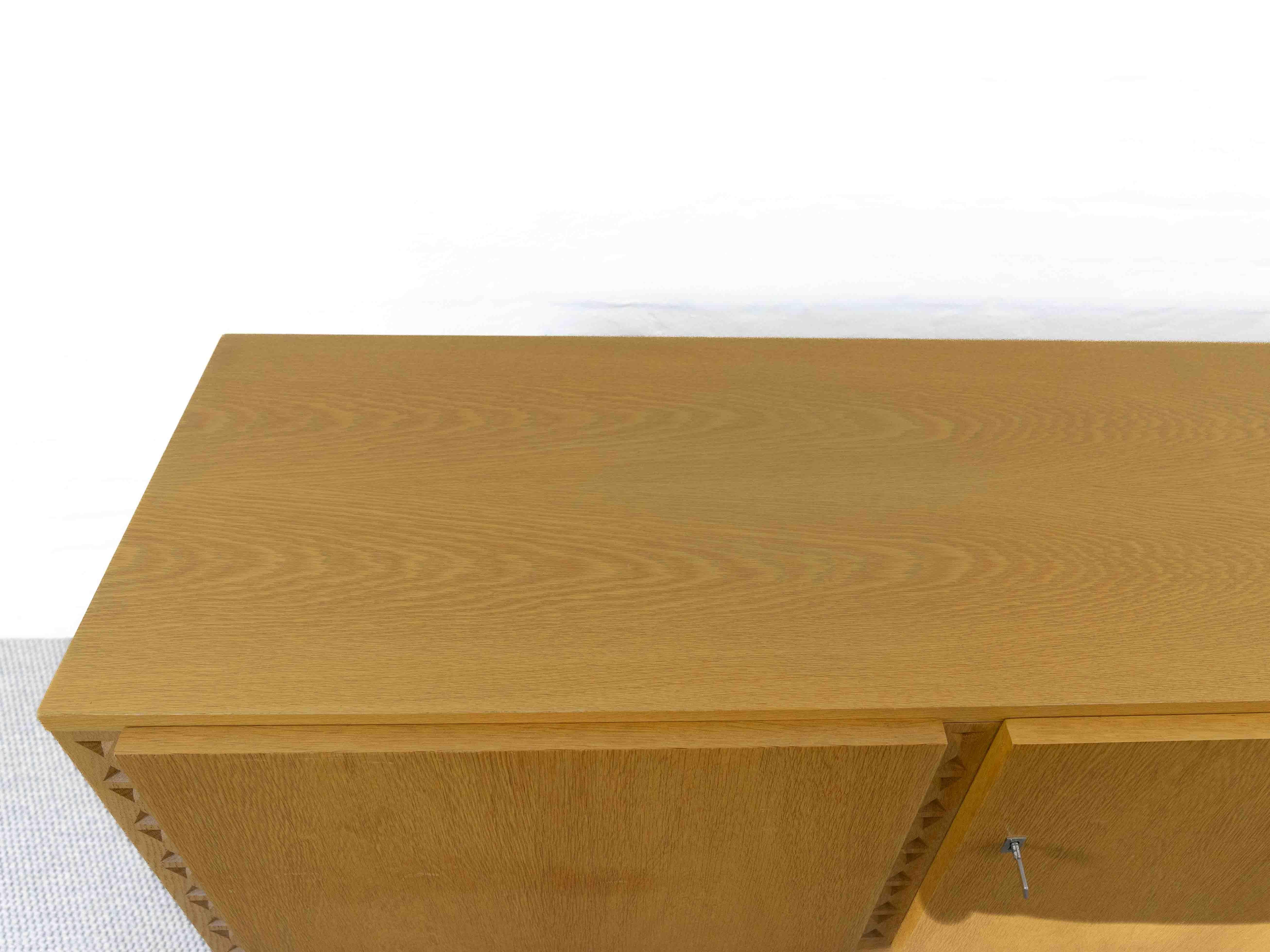 Credenza brutalista di metà secolo in legno di quercia in vendita 8