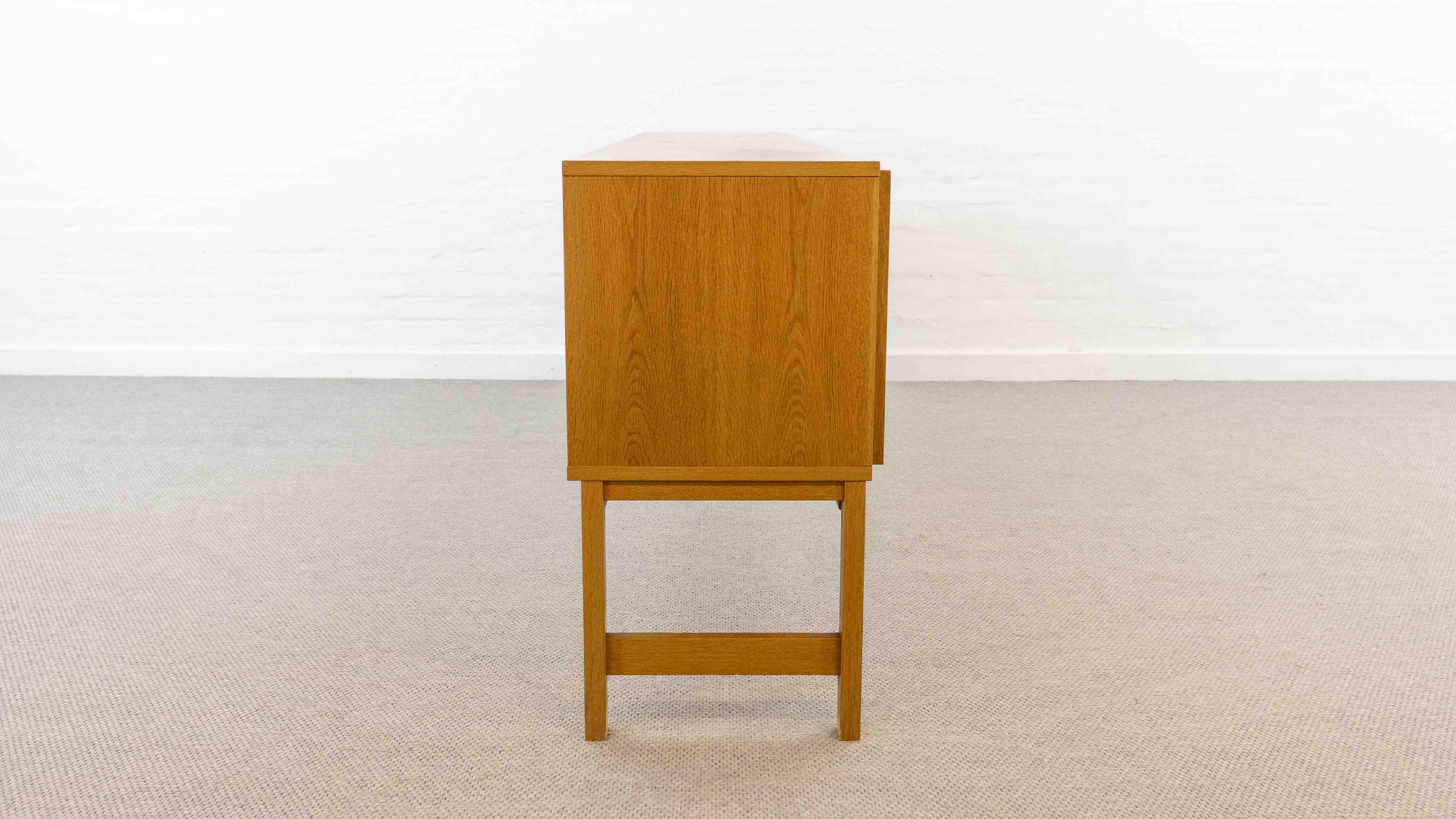 Scandinavo moderno Credenza brutalista di metà secolo in legno di quercia in vendita