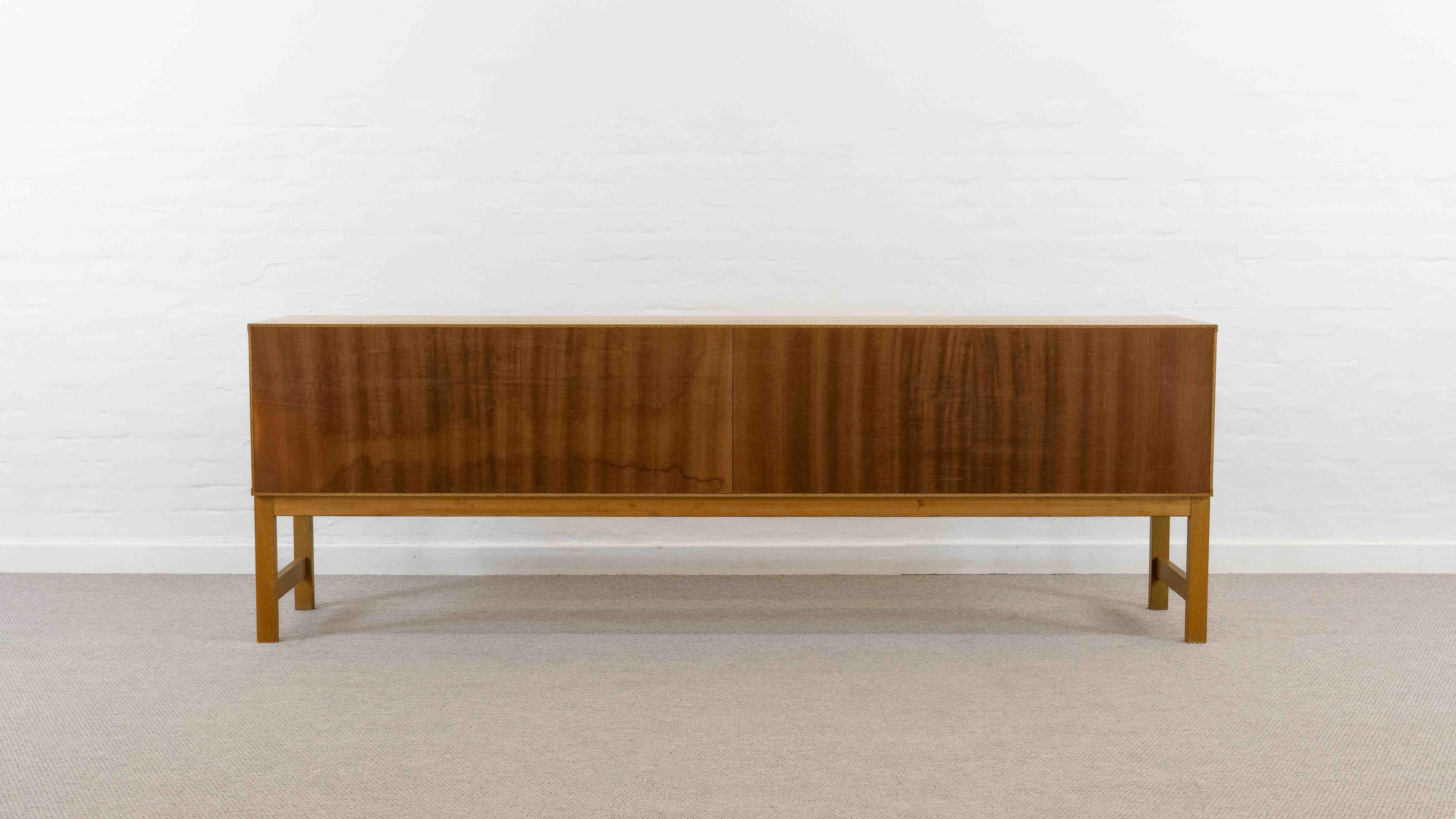 Europeo Credenza brutalista di metà secolo in legno di quercia in vendita
