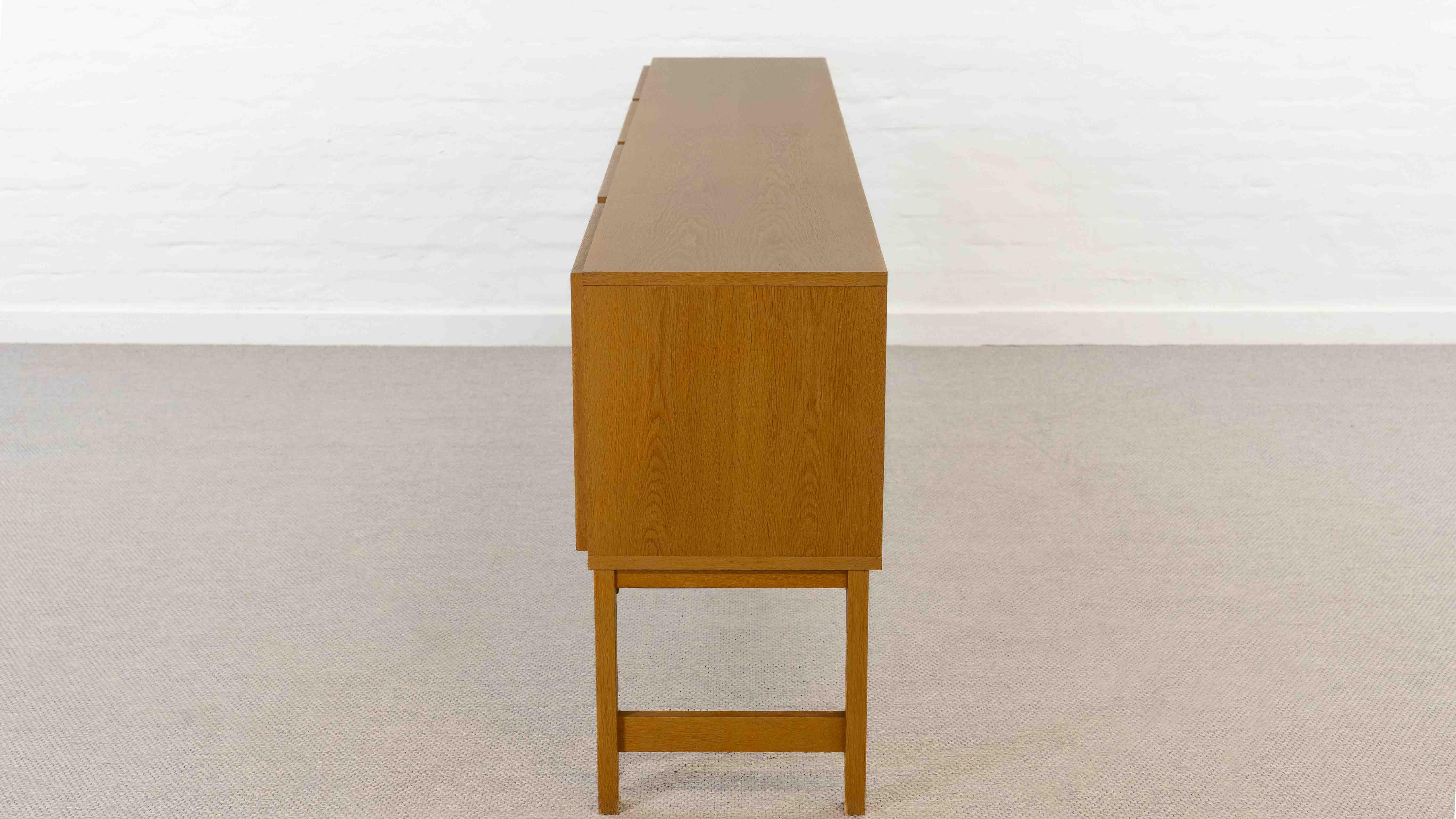 Credenza brutalista di metà secolo in legno di quercia In condizioni buone in vendita a Halle, DE