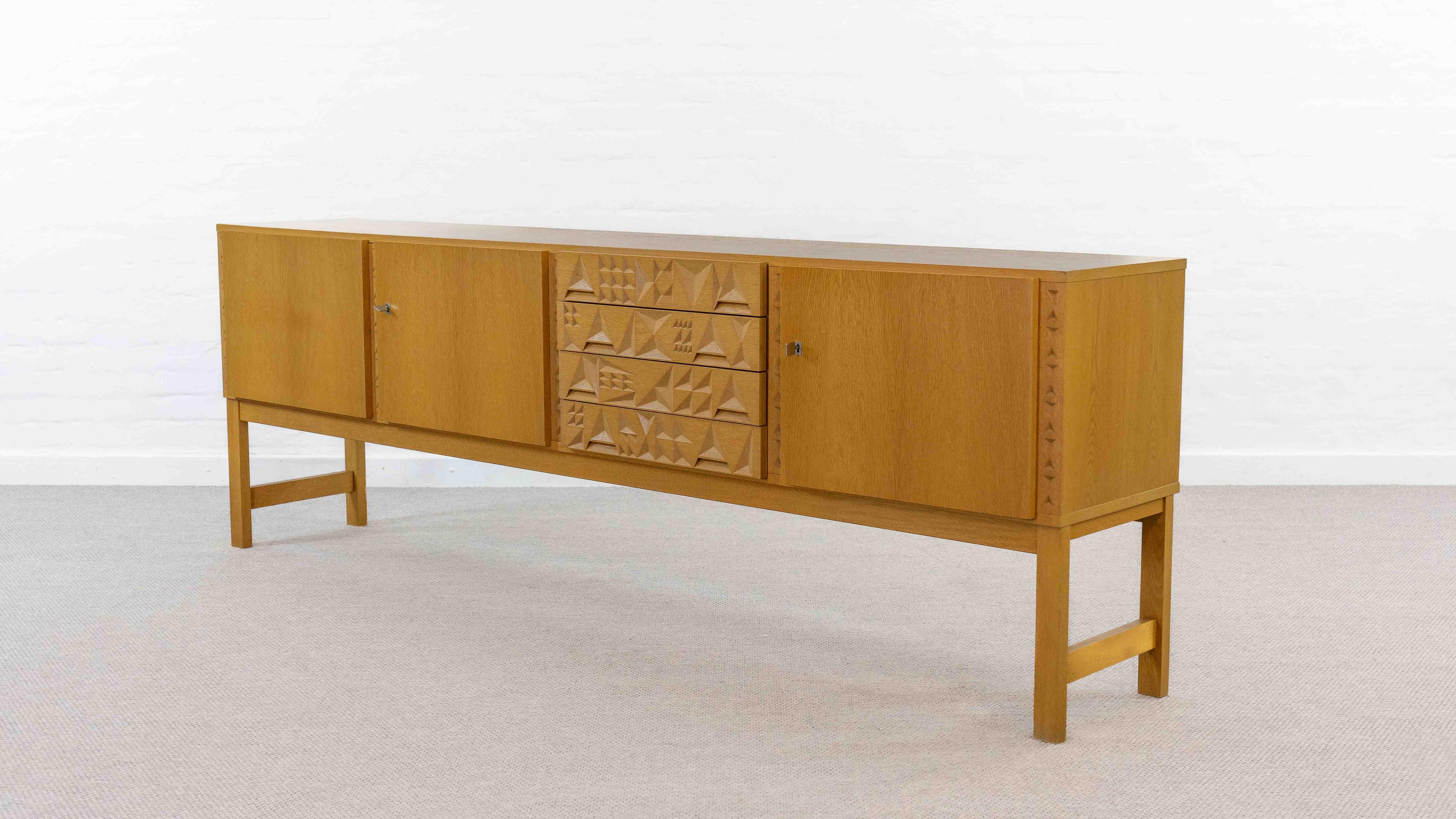 XX secolo Credenza brutalista di metà secolo in legno di quercia in vendita
