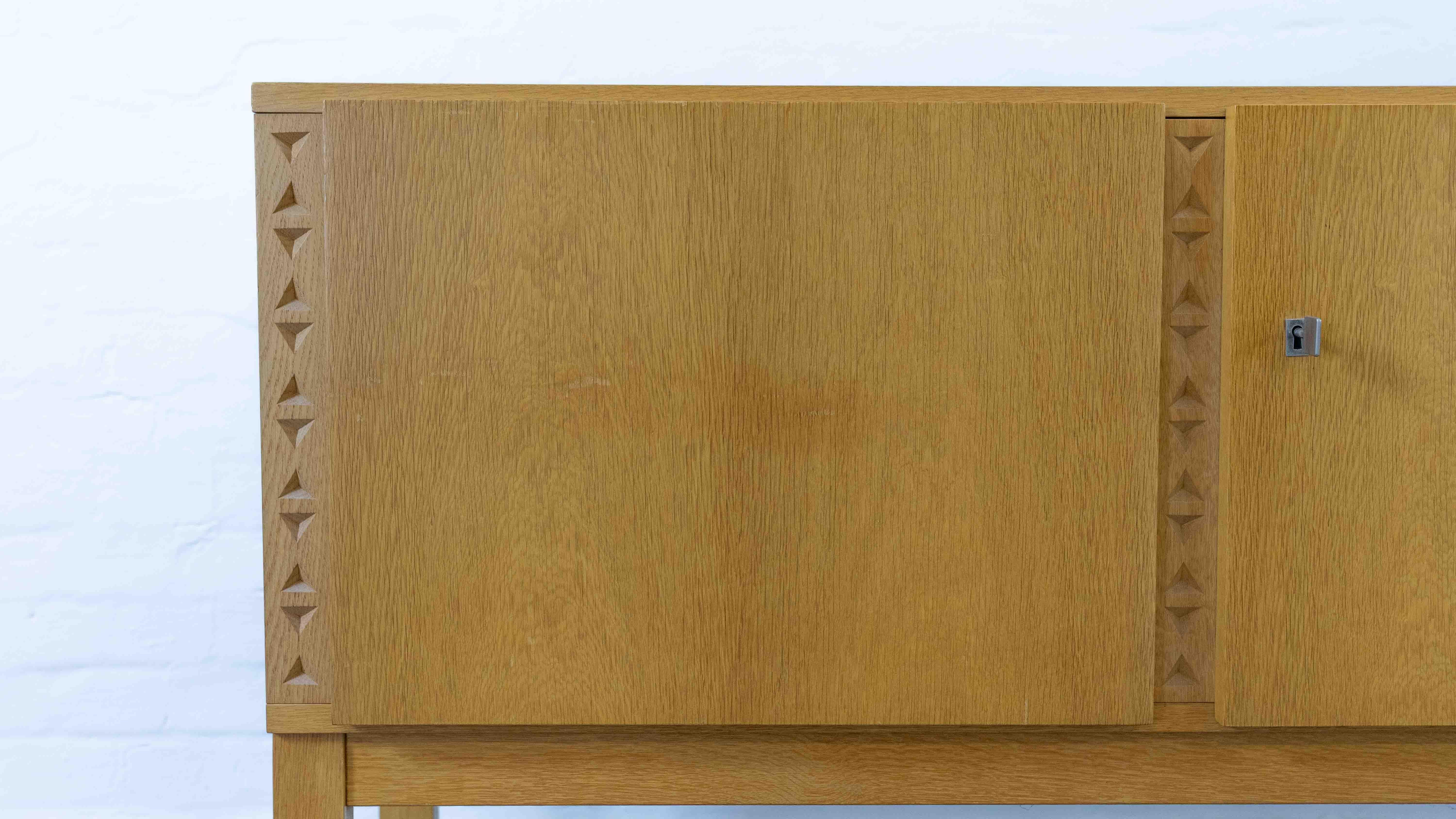 Quercia Credenza brutalista di metà secolo in legno di quercia in vendita