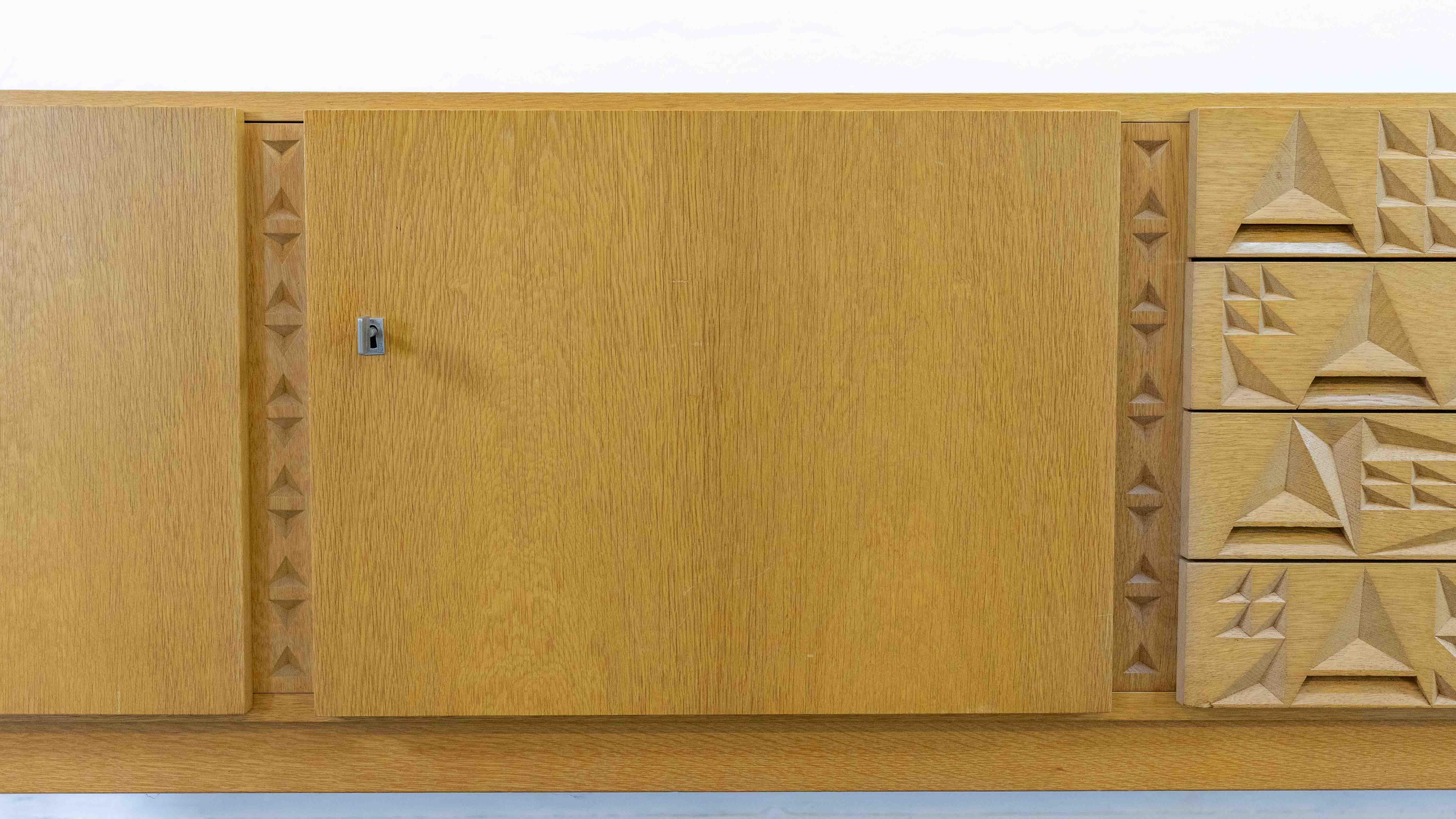 Credenza brutalista di metà secolo in legno di quercia in vendita 1