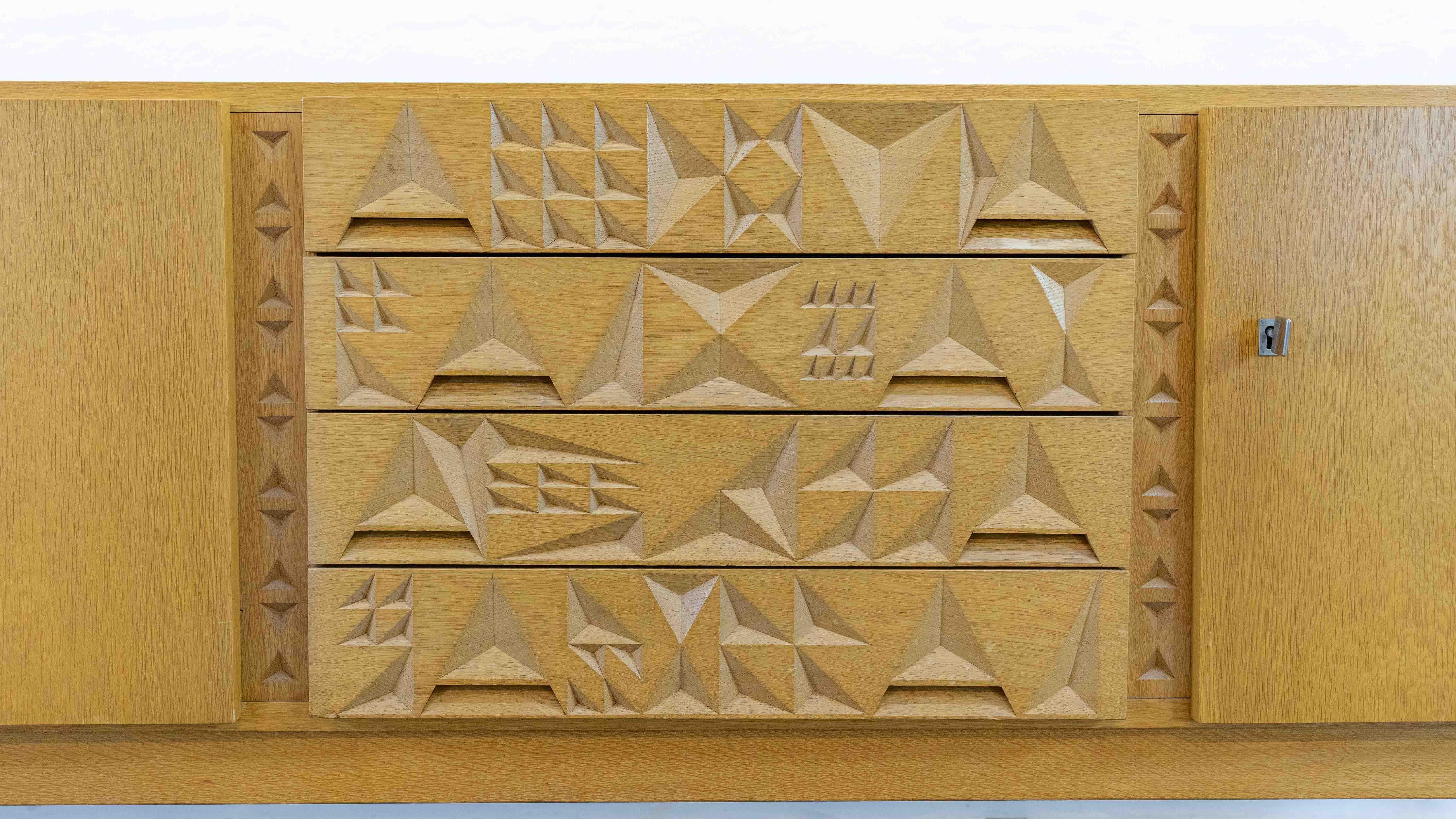 Credenza brutalista di metà secolo in legno di quercia in vendita 2