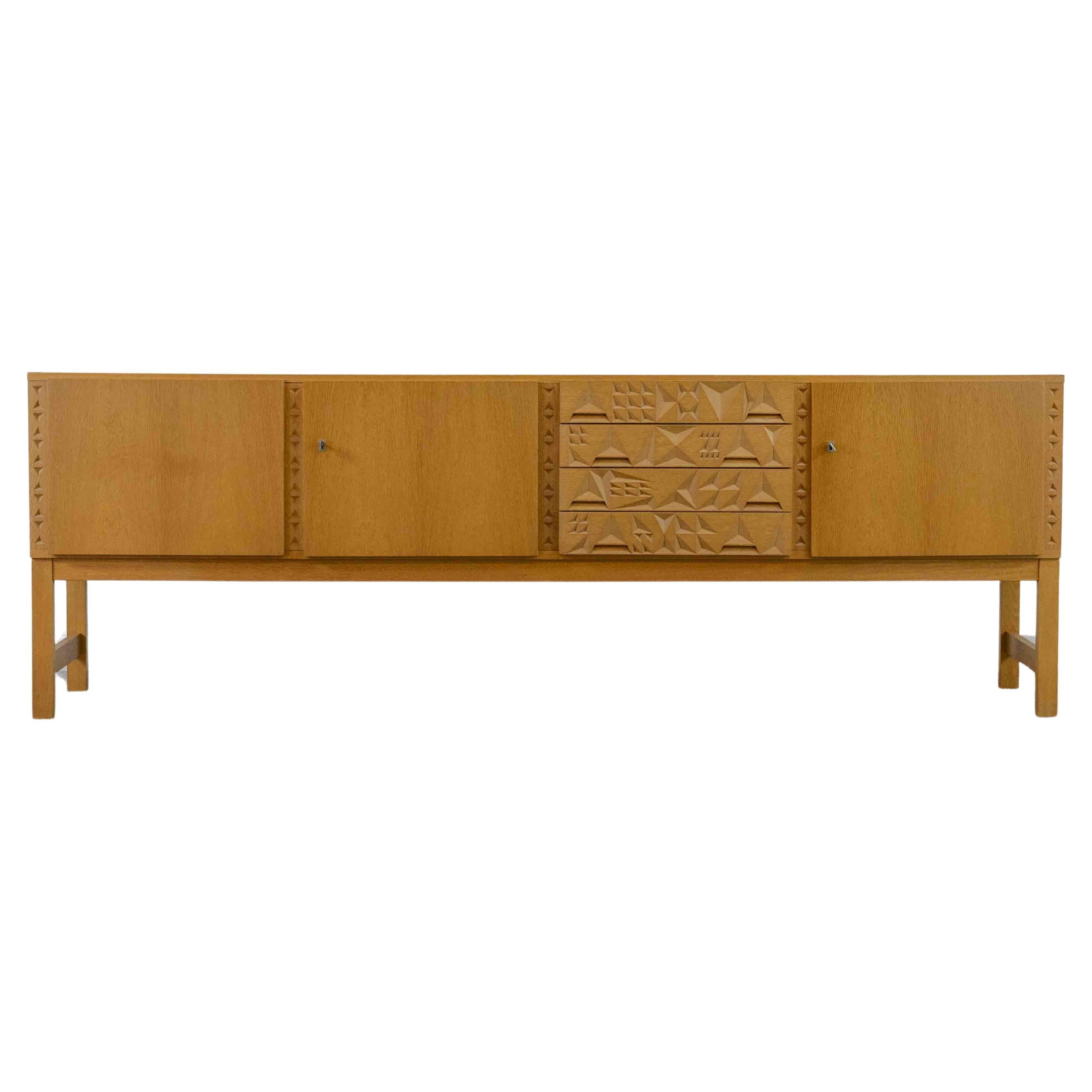 Credenza brutalista di metà secolo in legno di quercia in vendita