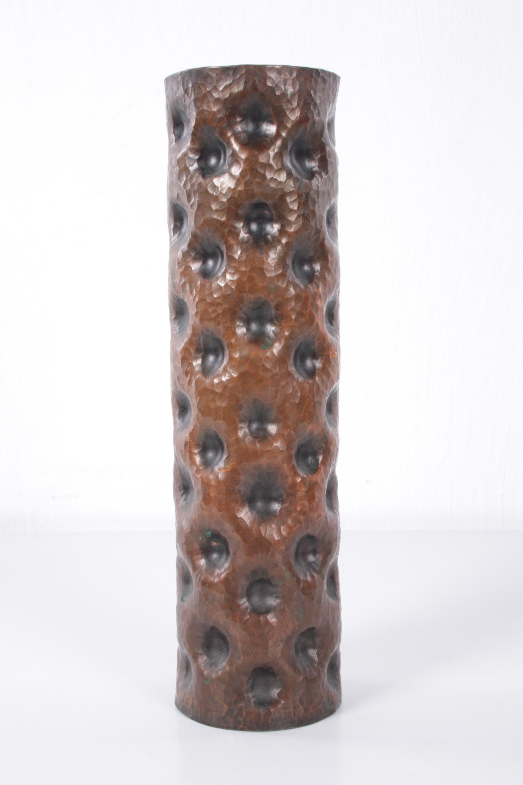 Brutalistic sturdy copper Danish vase 1960


This is a beautiful vintage copper vase made with pressed circles.

We bought it in Denmark and the vase was made in the 1960s.

Nice as a vase with beautiful flowers, but also beautiful decoration