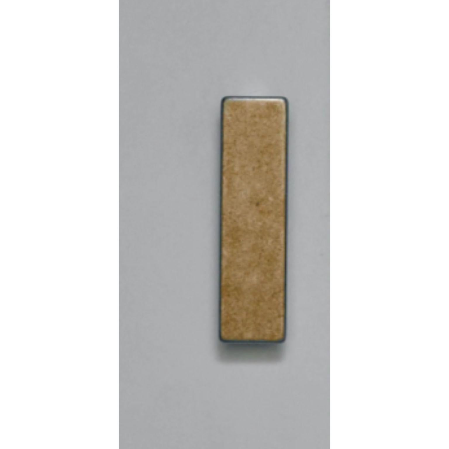 Poignée brutaliste en laiton d'Henry Wilson
Dimensions : L 3 x P 2 x H 10 cm : L 3 x D 2 x H 10 cm
Matériaux : Laiton

Cette poignée polyvalente peut être utilisée pour les armoires, les portes coulissantes et les fenêtres à guillotine. 
Chaque