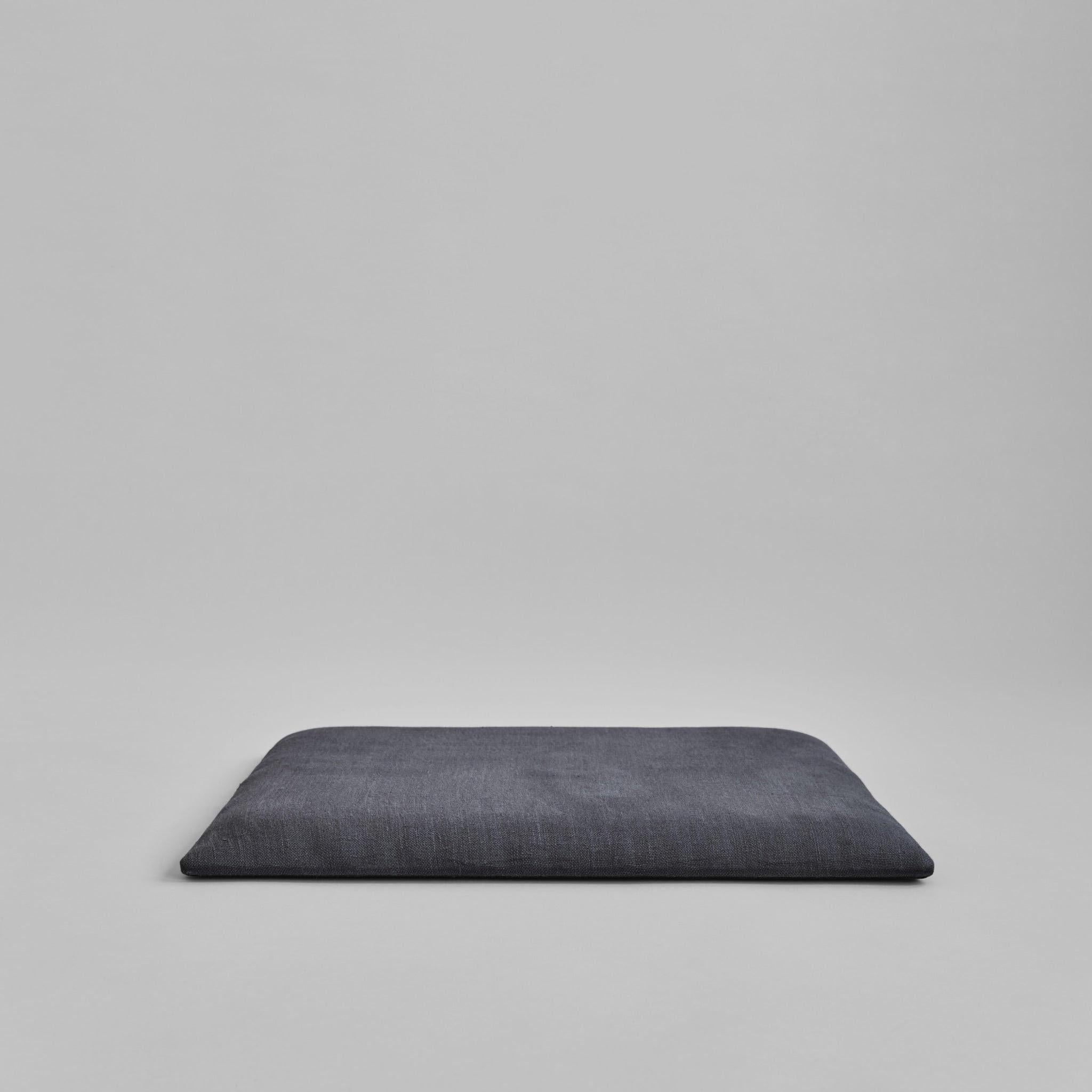 Cuscino da salotto Brutus - Carbone - lino.


Abbellisci la tua poltrona Brutus con il cuscino Brutus color antracite. Realizzato in lino di alta qualità, questo cuscino offre stile e comfort, completando perfettamente qualsiasi spazio moderno con