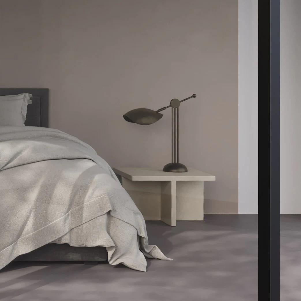Français Table basse brutaliste, conception d'une sculpture moderne en béton fibre en vente