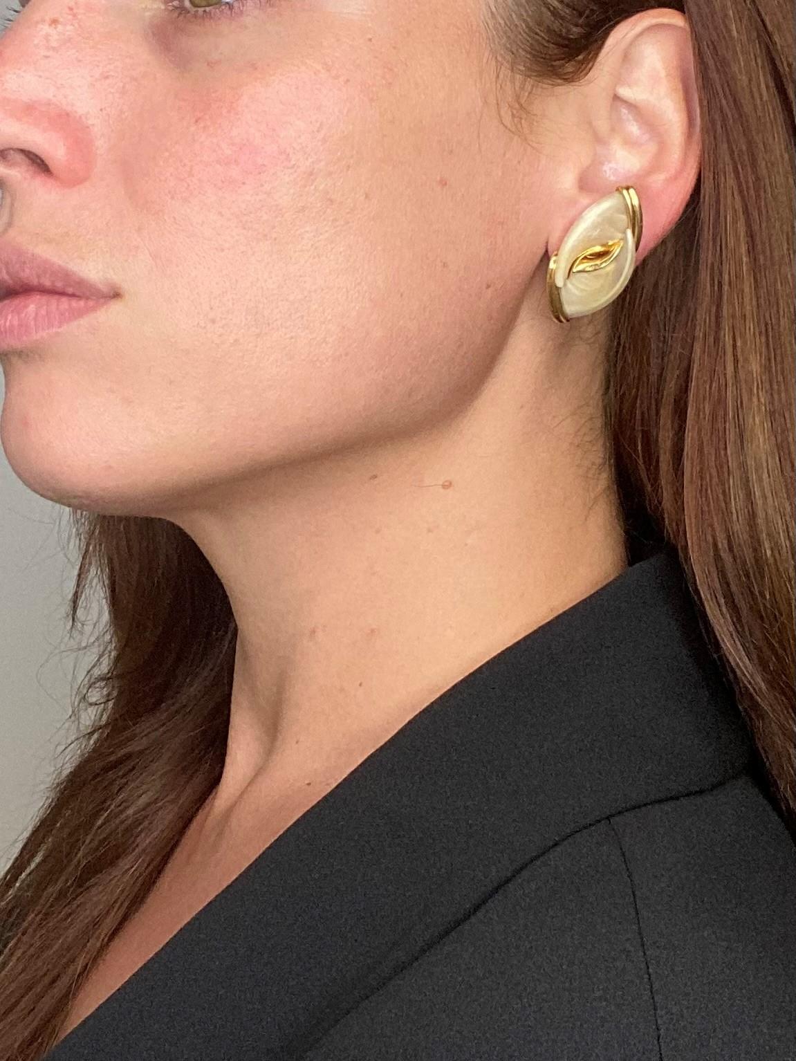 Pair of earrings designed by Bry & Co. of Paris.

An unusual and one-of-a-kind pair, made in Paris France in the 1970's. They was crafted Bry & Co. in solid yellow gold of18 karats, with the surfaces finished in high polish. Suited with French omega