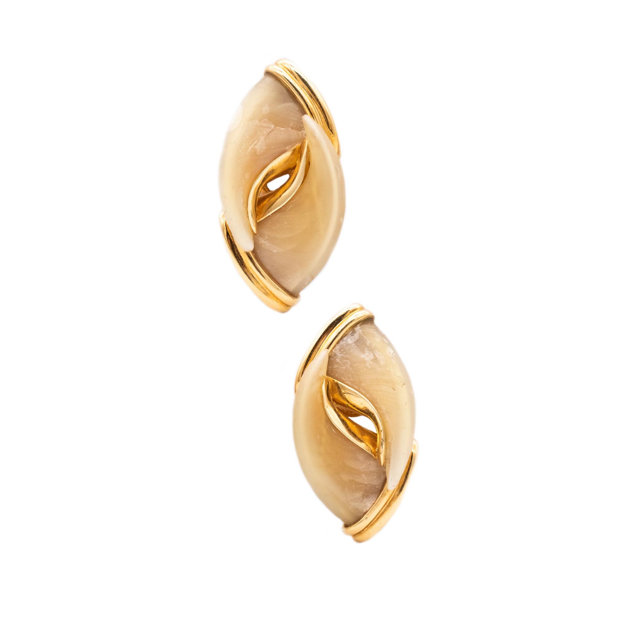Modernist Bry & Co Paris 1970 Rare French Earrings In 18Kt Yellow Gold With Four Claws For Sale