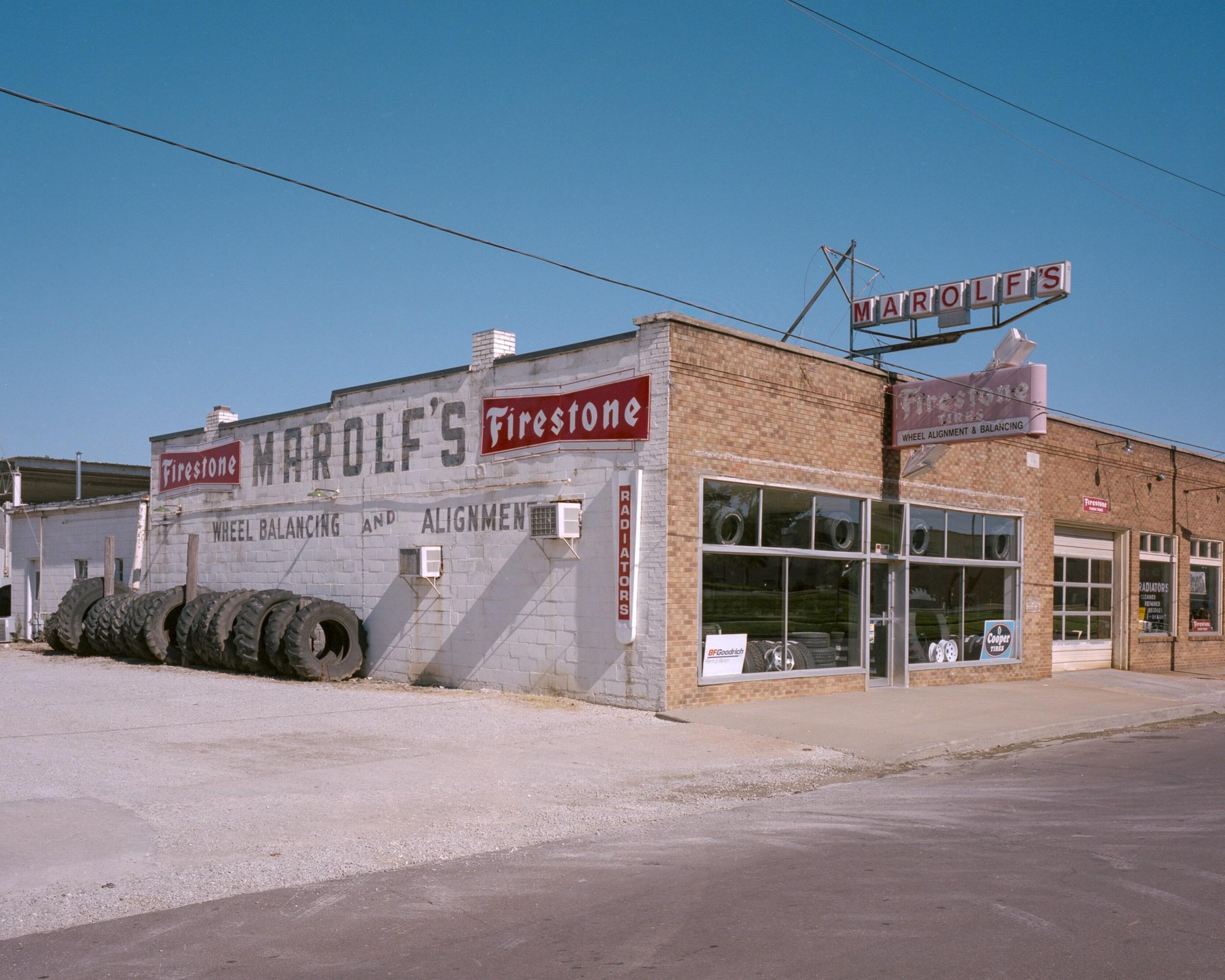 Figurative Photograph de Bryan Atkinson - Marolf's (Americana, Medio Oeste, Clásica, Fachada, 22% DE DESCUENTO - TIEMPO LIMITADO)