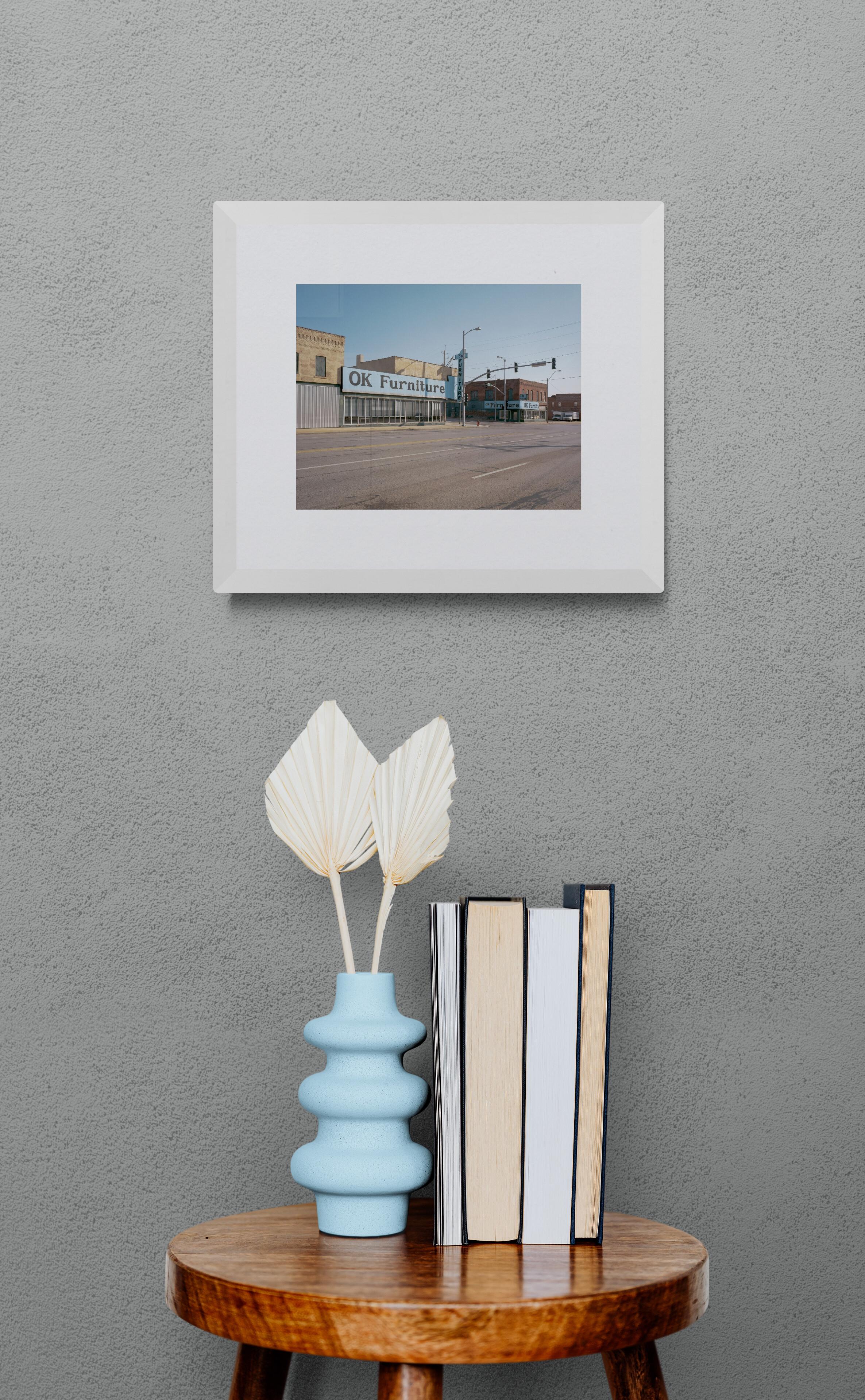 Truman Road (Americana, Mittlerer Westen, Classic, Schaufenster, Möbel, 22% OFF) – Photograph von Bryan Atkinson