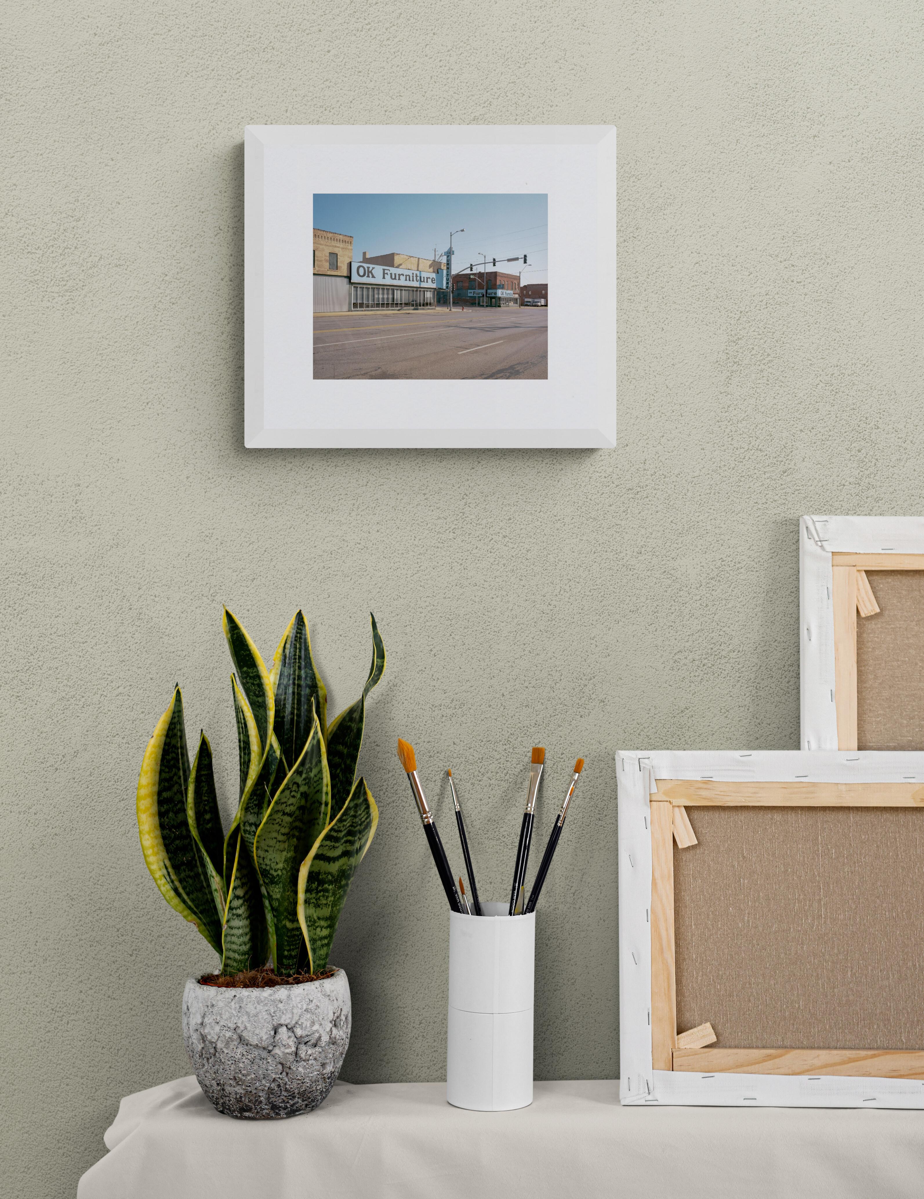 Truman Road (Americana, Mittlerer Westen, Classic, Schaufenster, Möbel, 22% OFF) (Amerikanische Moderne), Photograph, von Bryan Atkinson