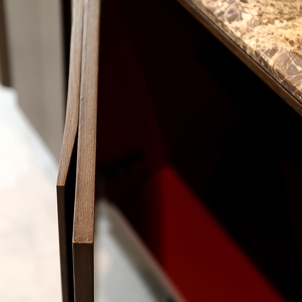 Europeo Credenza moderna Bryant Studio A in Oak Oak scuro e marmo di Collector in vendita