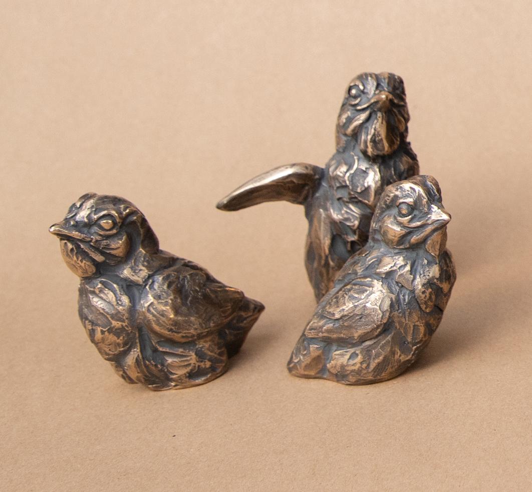 Poule heureuse (avec 8 poussins) - Réalisme Sculpture par Bryce Pettit
