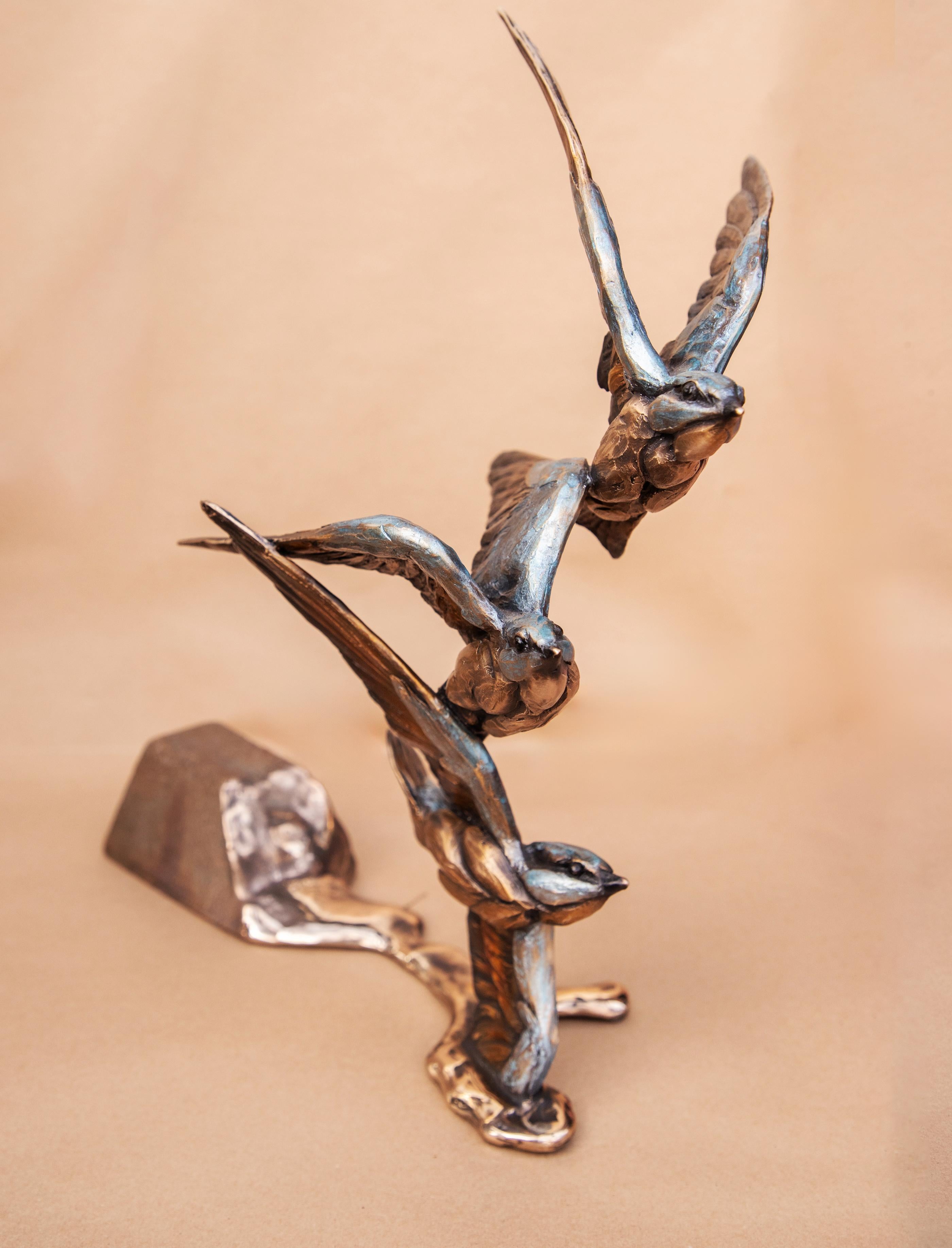 Bronze sculpture with an inscribed signature by the Artist on the bronze base of the piece.
