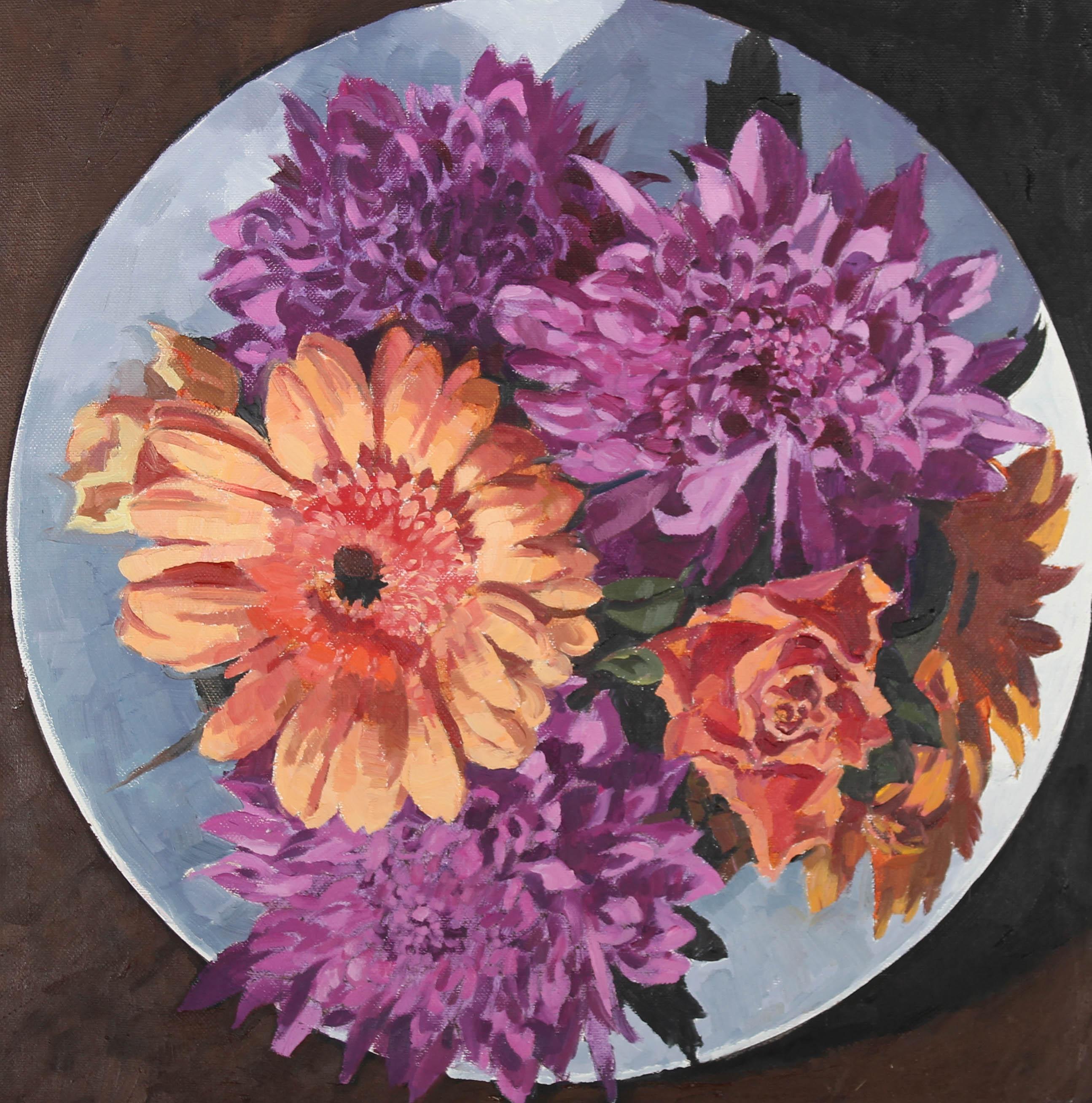Una rappresentazione iperrealistica di gerbere arancioni e crisantemi viola dell'artista gallese Bryn Richards (nato nel 1922). Acquistato direttamente dalla famiglia dell'artista. Senza segno. Su tela su barelle.
