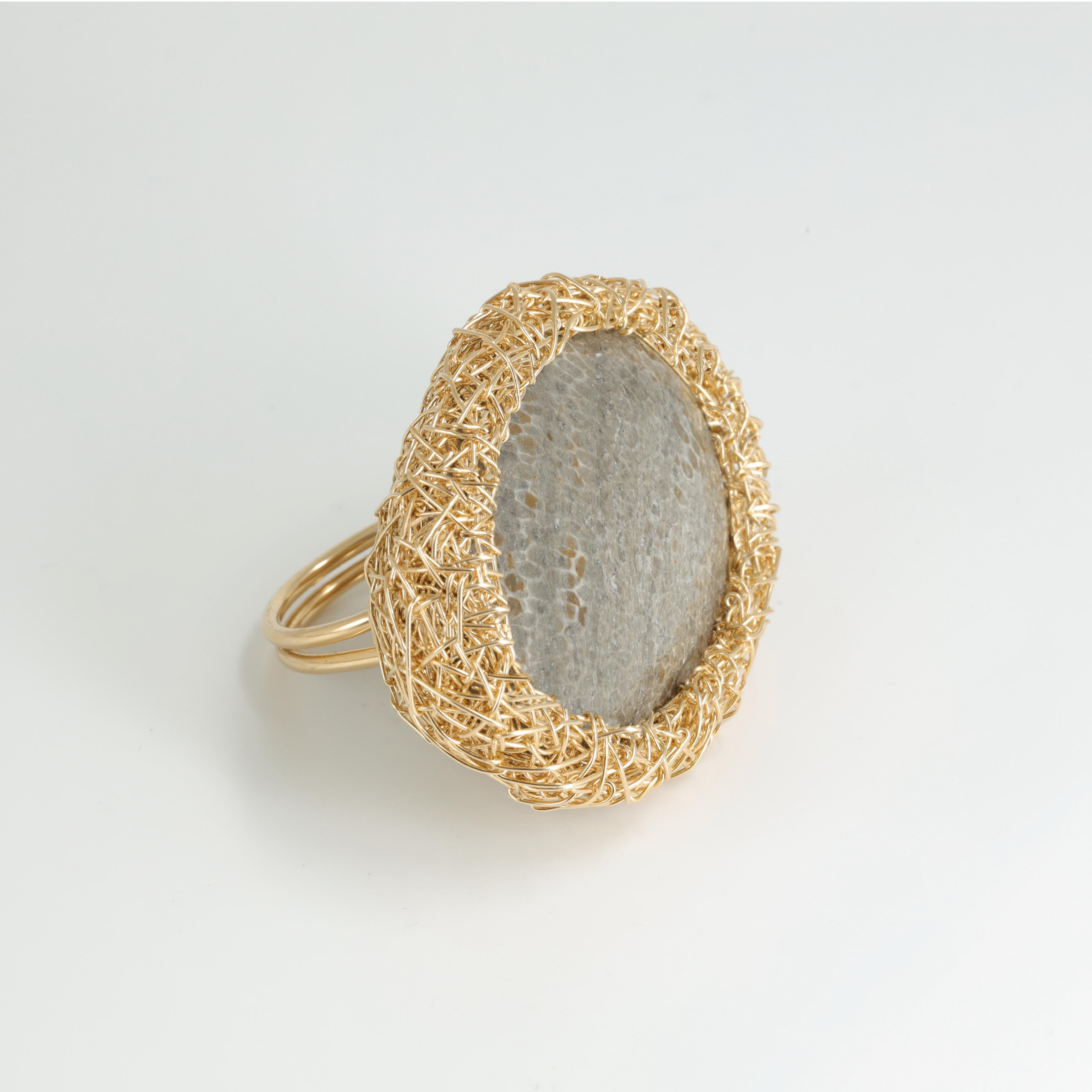 Grey Fossil Woven Contemporary Cocktail Ring 14 krt Yellow Gold F by the Artist 2