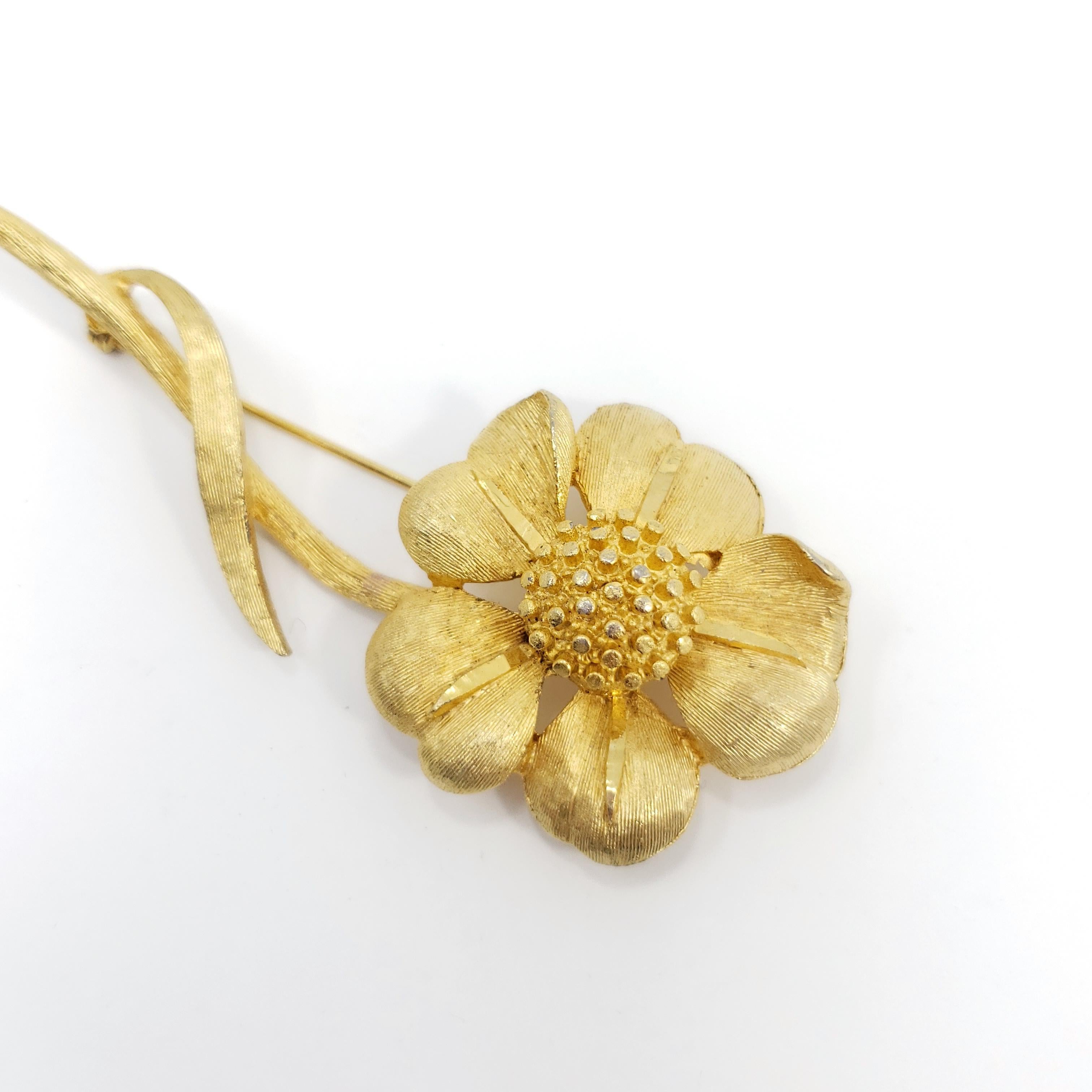 This golden flower is a perfect touch of elegance and beauty! 

By BSK, a fashion jewelry company formed in New York in 1948.

Gold-filled. Vintage collector's piece, wonderfully preserved.

Marks / hallmarks: BSK
