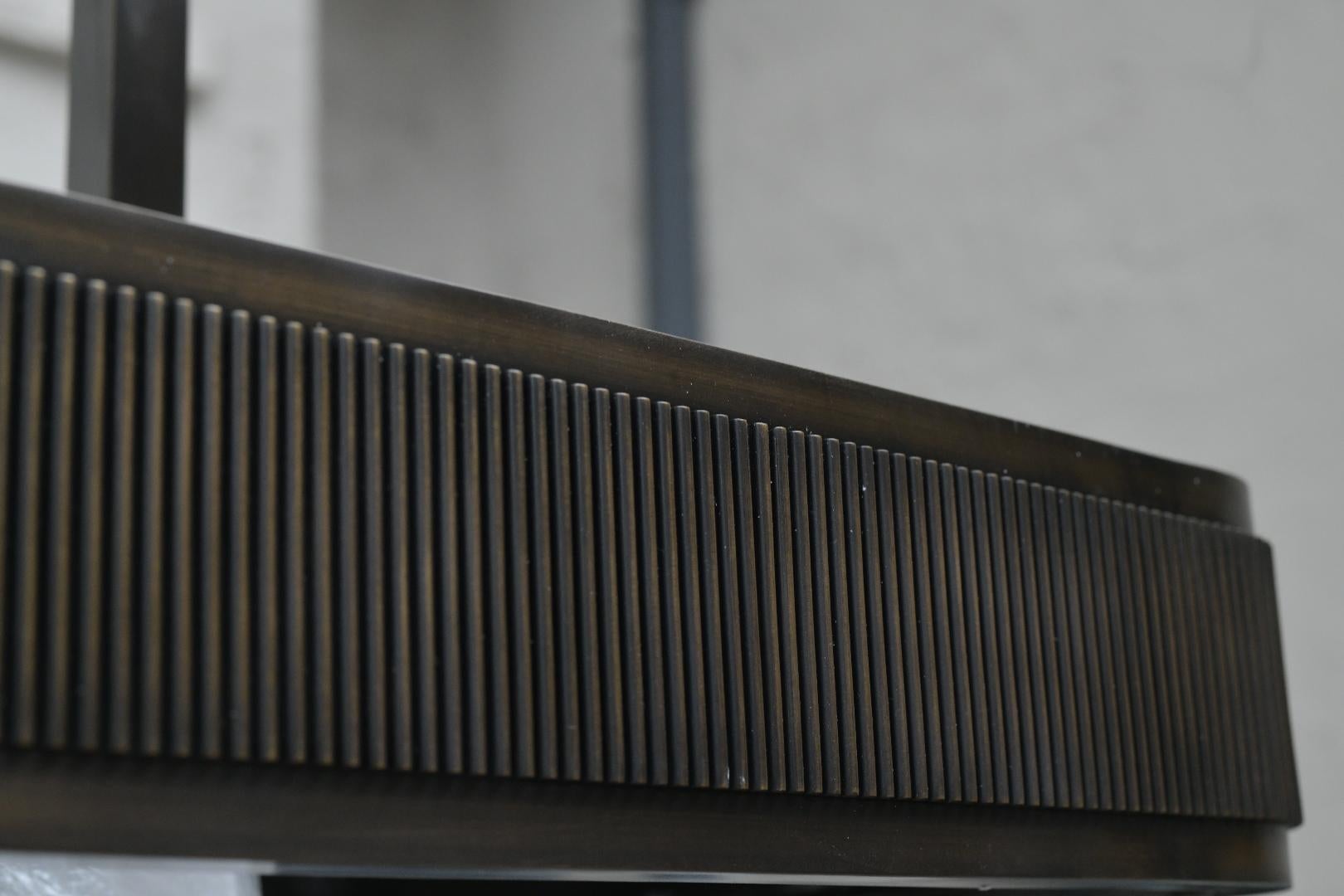 elegante forma semi empotrada ,marco de latón antiguo con panel de cristal de roca,  creado por Phoenix, NYC.

Altura personalizada a petición 


En cada luminaria se instalan cuatro bases de enchufe E26. 
Utiliza cuatro bombillas LED de 60 W cada
