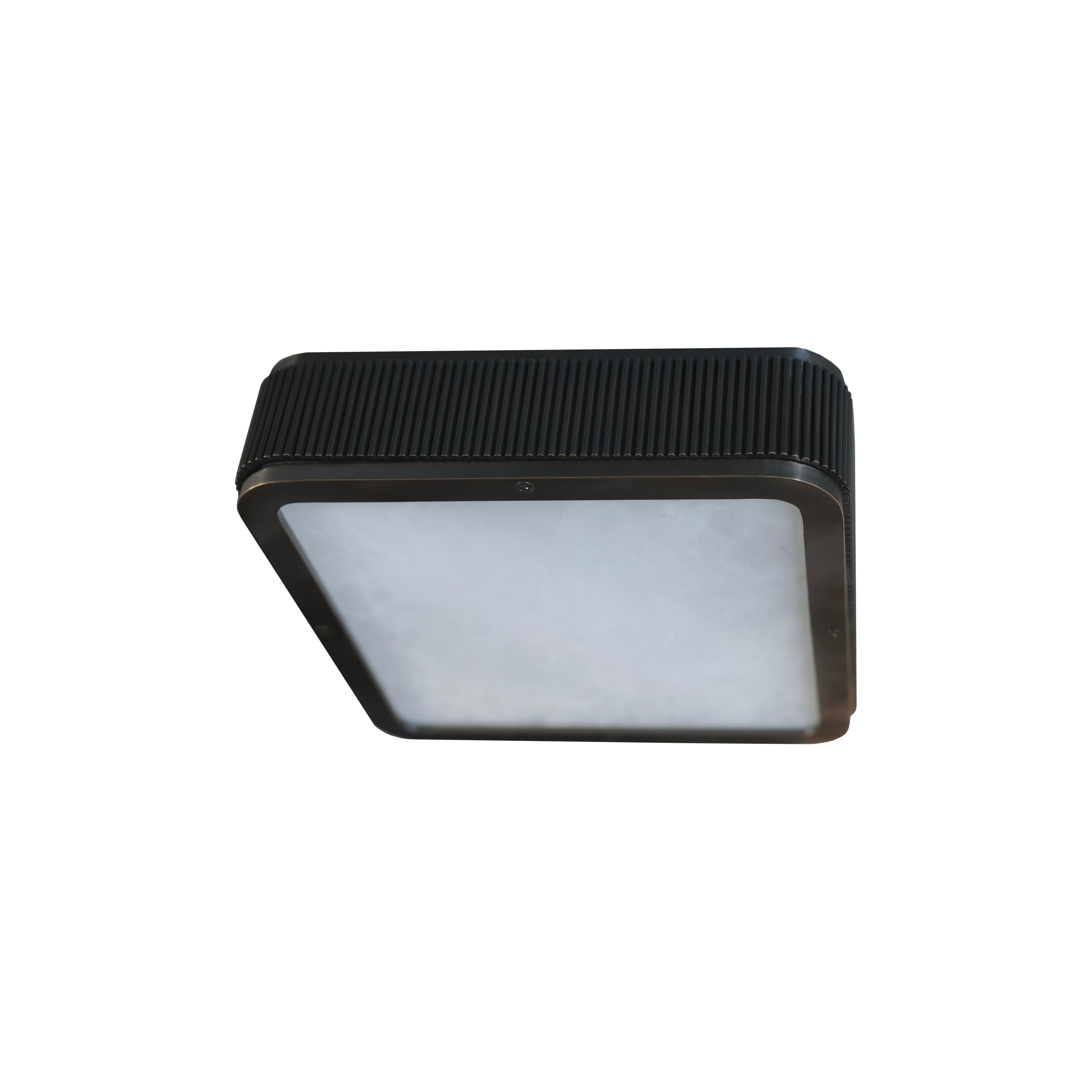 Encastré avec cadre en laiton vieilli et panneau en cristal de roche. Trois douilles E12 installées, 180w au total.
Taille et finition du métal sur mesure sur demande. Veuillez envoyer un message pour connaître la disponibilité et le délai de