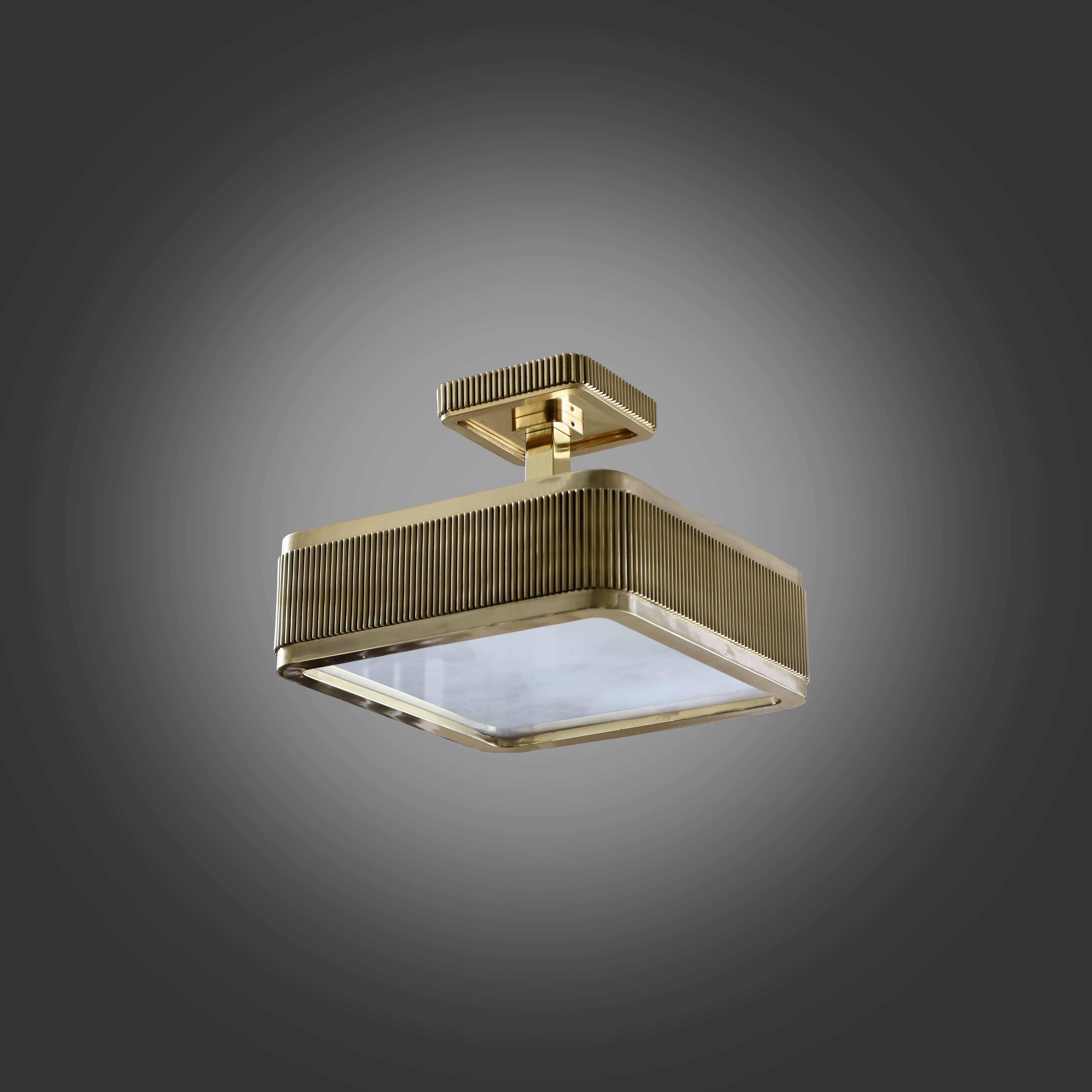 BSO12 semi-encastré avec panneau en cristal de roche,
Finition en laiton poli, quatre douilles pour candélabres installées, 180w au total. 
Dimensions et finitions métalliques personnalisées sur demande.
Caisse de la galerie Phoenix 