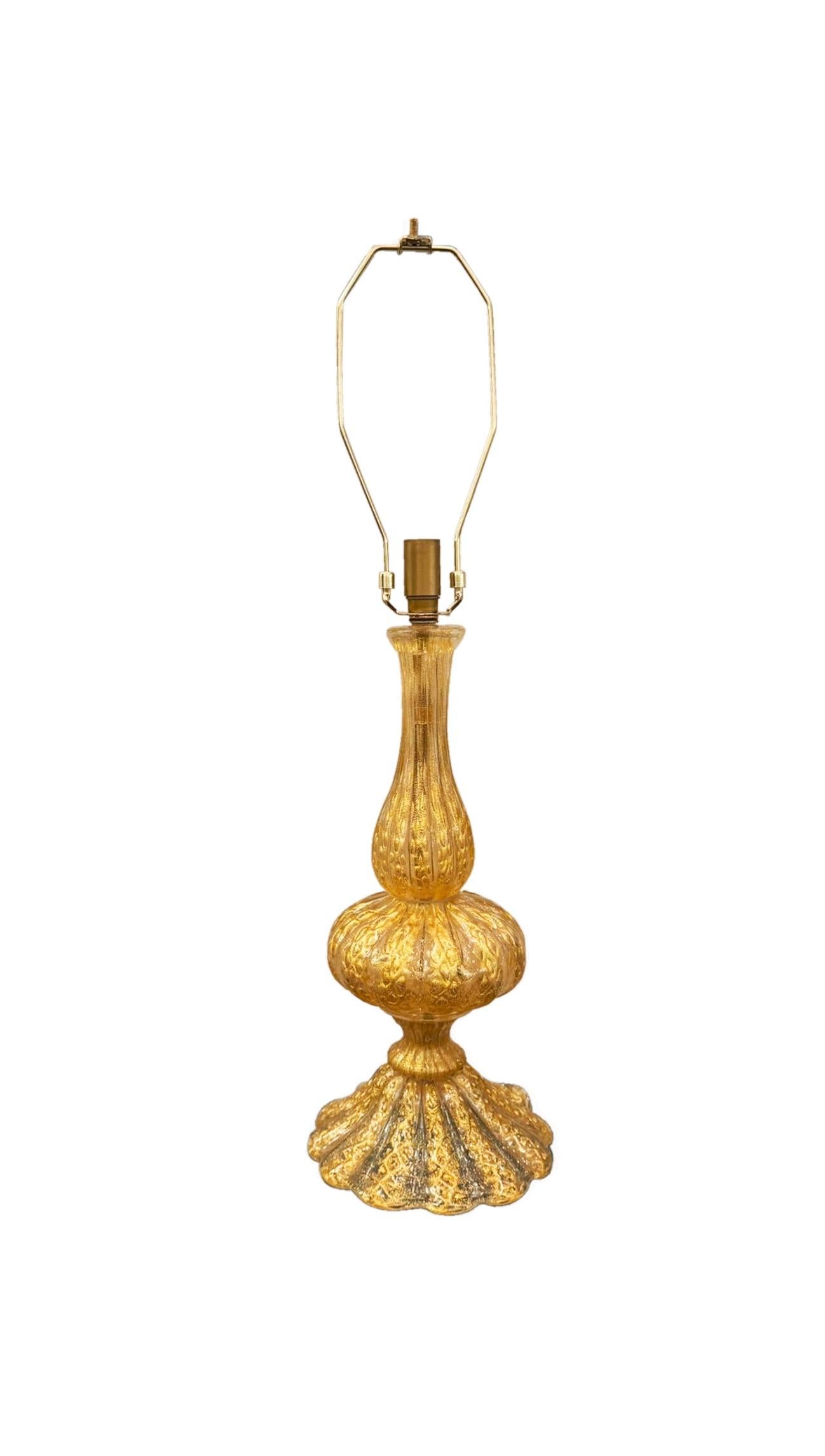 Témoignage lumineux de l'art vénitien, cette lampe de table en verre de Murano soufflé à la main par Barovier&Toso présente la technique emblématique de l'avventurina, qui consiste à infuser le verre avec des particules de cuivre pour créer un éclat