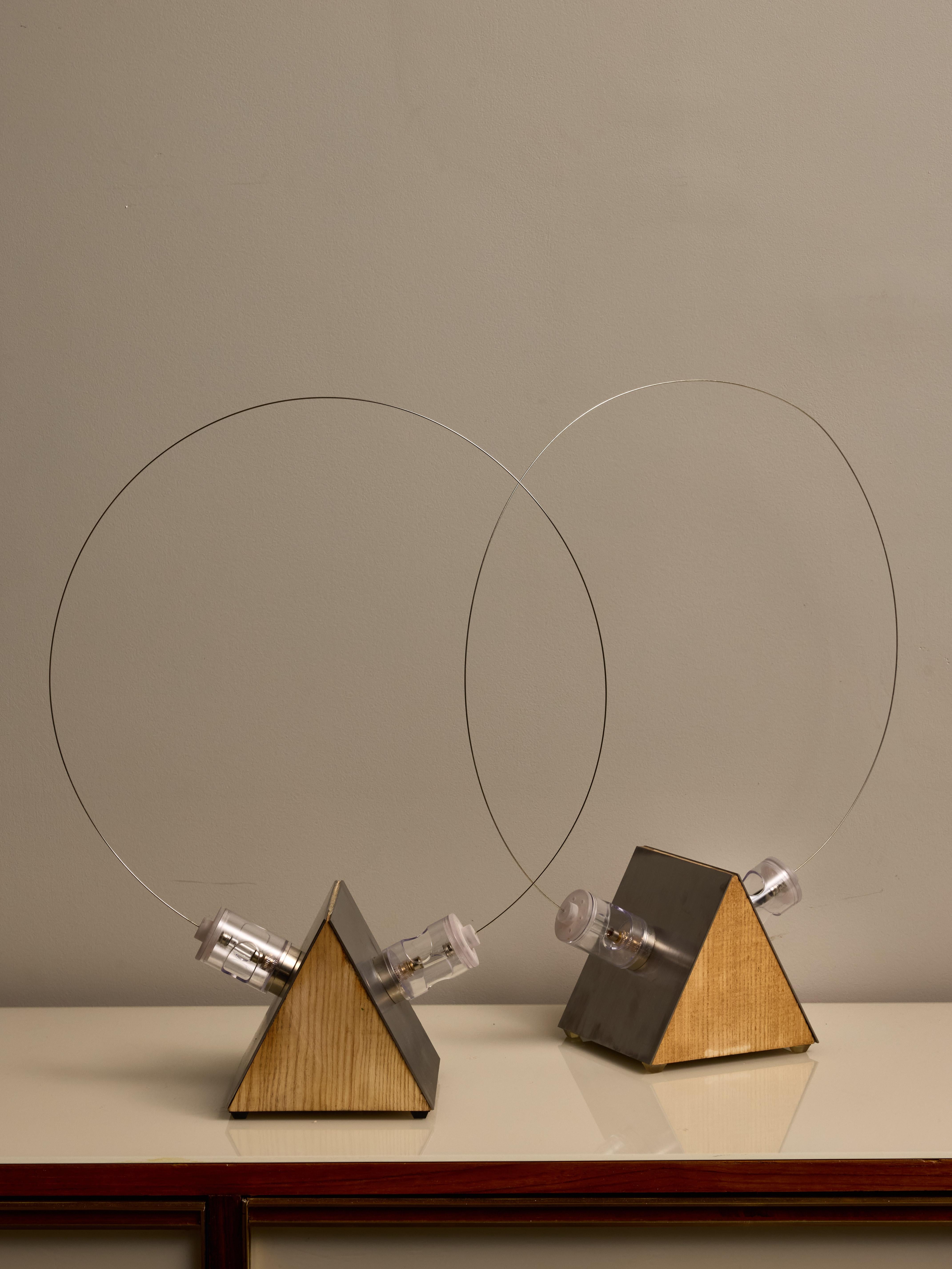 Paire de lampes de table promotionnelles B.T., conçues par Duccio Trassinelli en 1971, membre fondateur du Studio A.R.D.I.T.I., produites par Sormani SPA. Ces lampes ont été créées en tant qu'articles promotionnels pour démontrer la technique