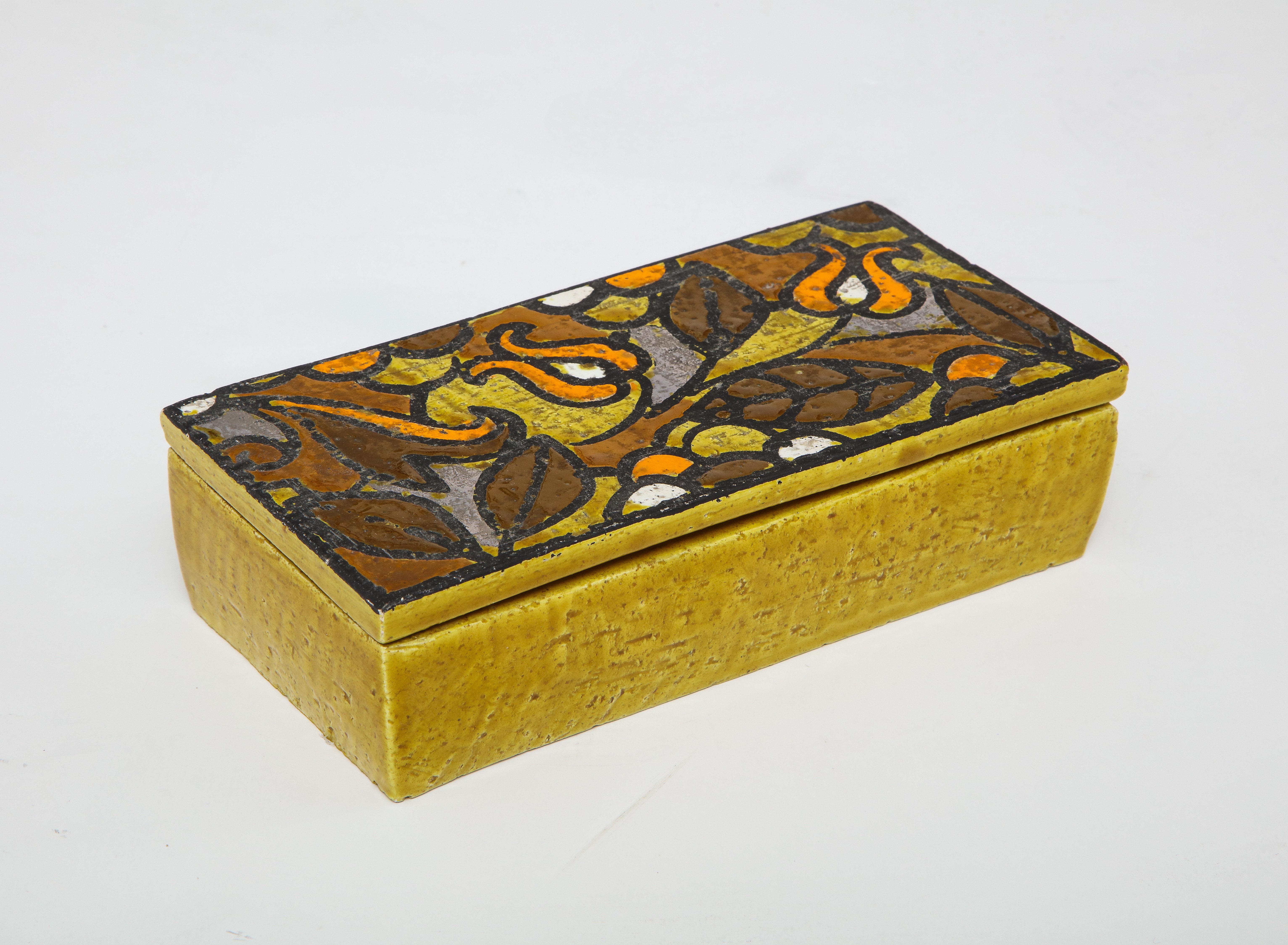 Mid-Century Modern Boîte Bitossi en céramique jaune moutarde à fleurs, signée en vente