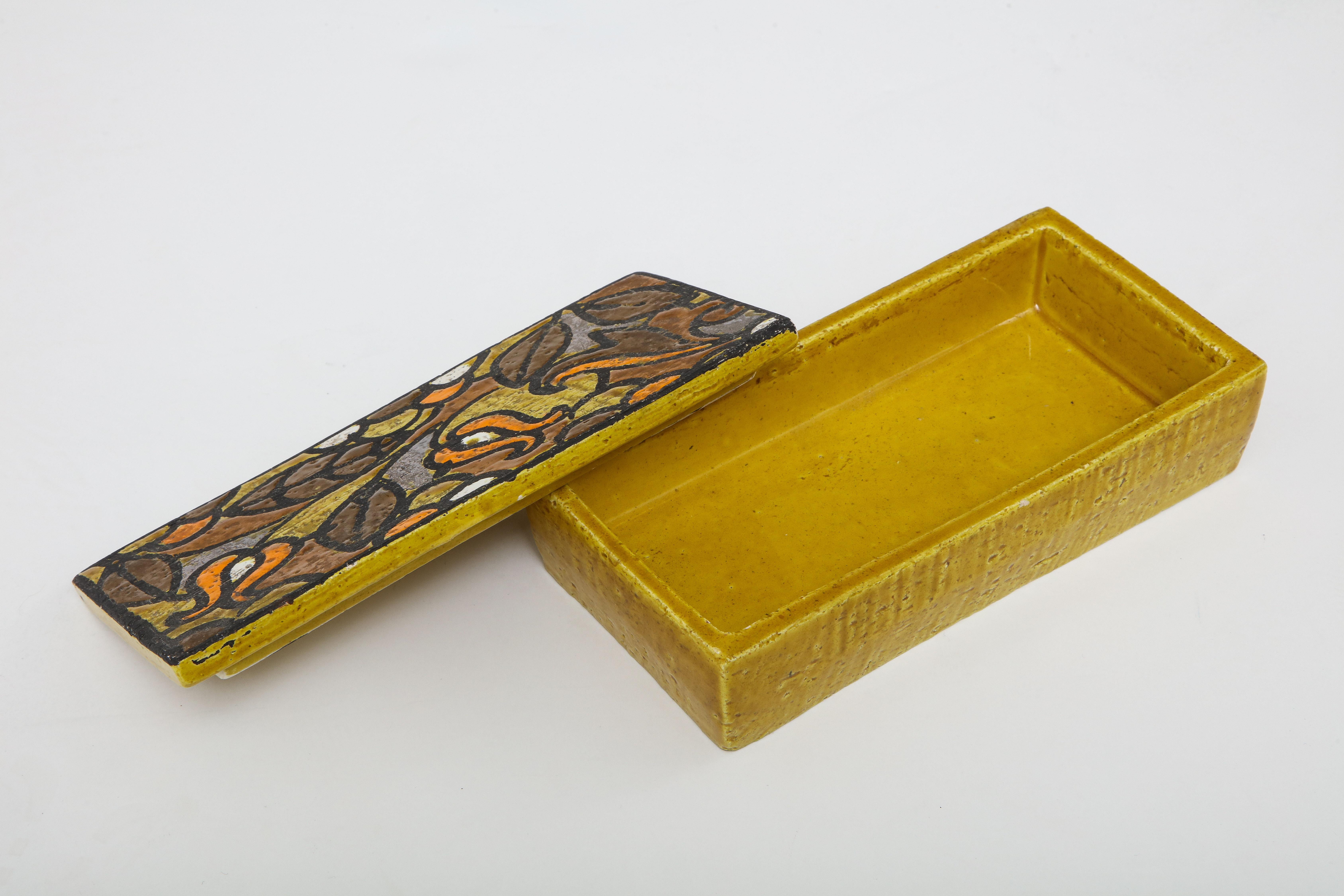 20ième siècle Boîte Bitossi en céramique jaune moutarde à fleurs, signée en vente