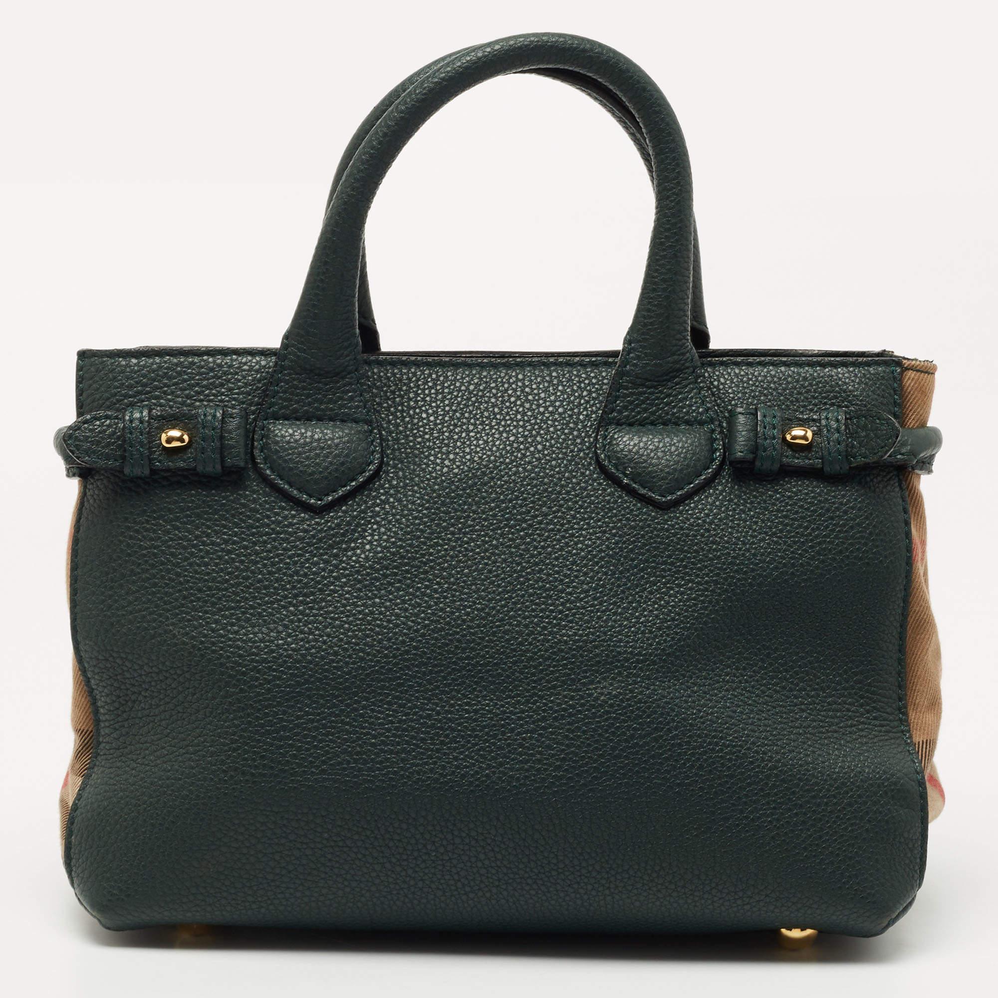 Inspired by equestrian styles from the Burberry Heritage Archive, this Banner tote exudes brilliance and outstanding craftsmanship. The tote is made from leather and is styled with a House check canvas on the sides. It features dual handles and a